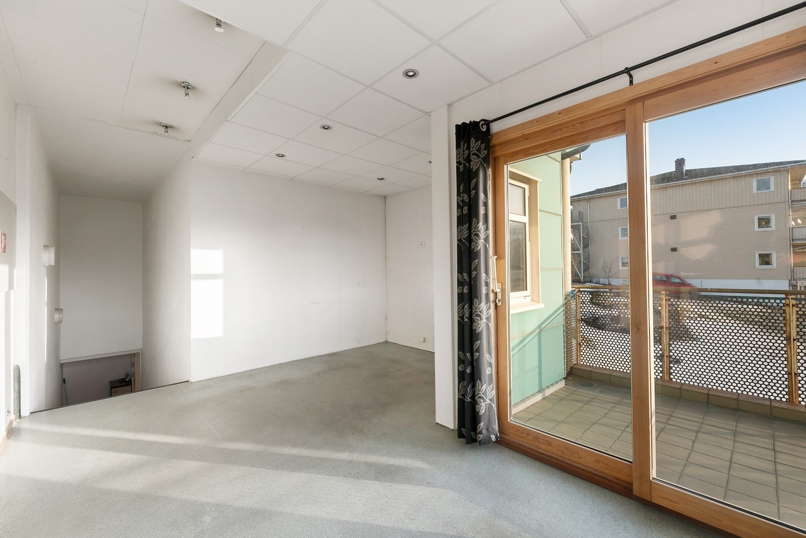 Fra 1.etasjens trappegang til underetasjen. Herifra har du også utgang via skyvedør til overbygd balkong. Galleribilde