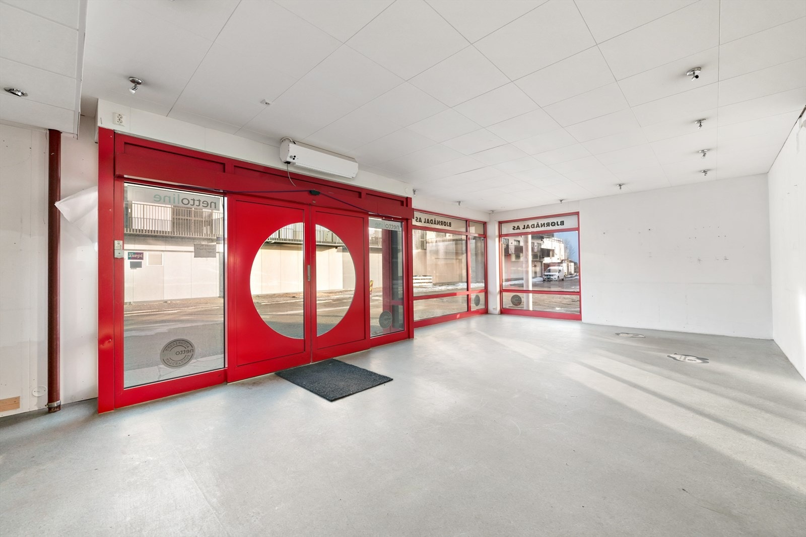 Hovedinngang til 1.etasje - flott innrammet inngang. Galleribilde