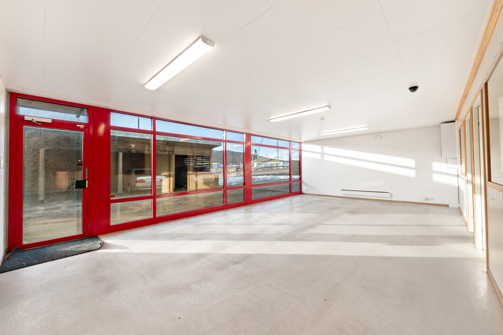 Fra disponibelt areal i underetasjen mot inngang - carport til leilighetene skjermer mot vei Galleribilde