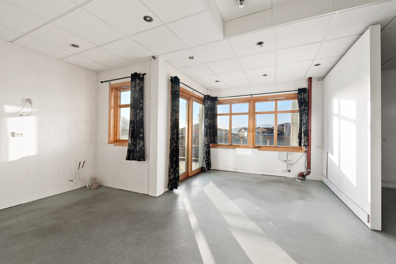 Fra 1.etasjens rom ut mot overbygget balkong Galleribilde