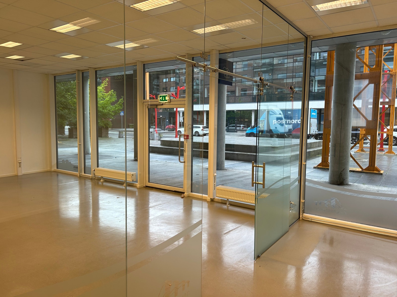 Lokalet har fungert som meglerkontor under boligetableringen, og fungerer fint som kontor på gateplan Galleribilde