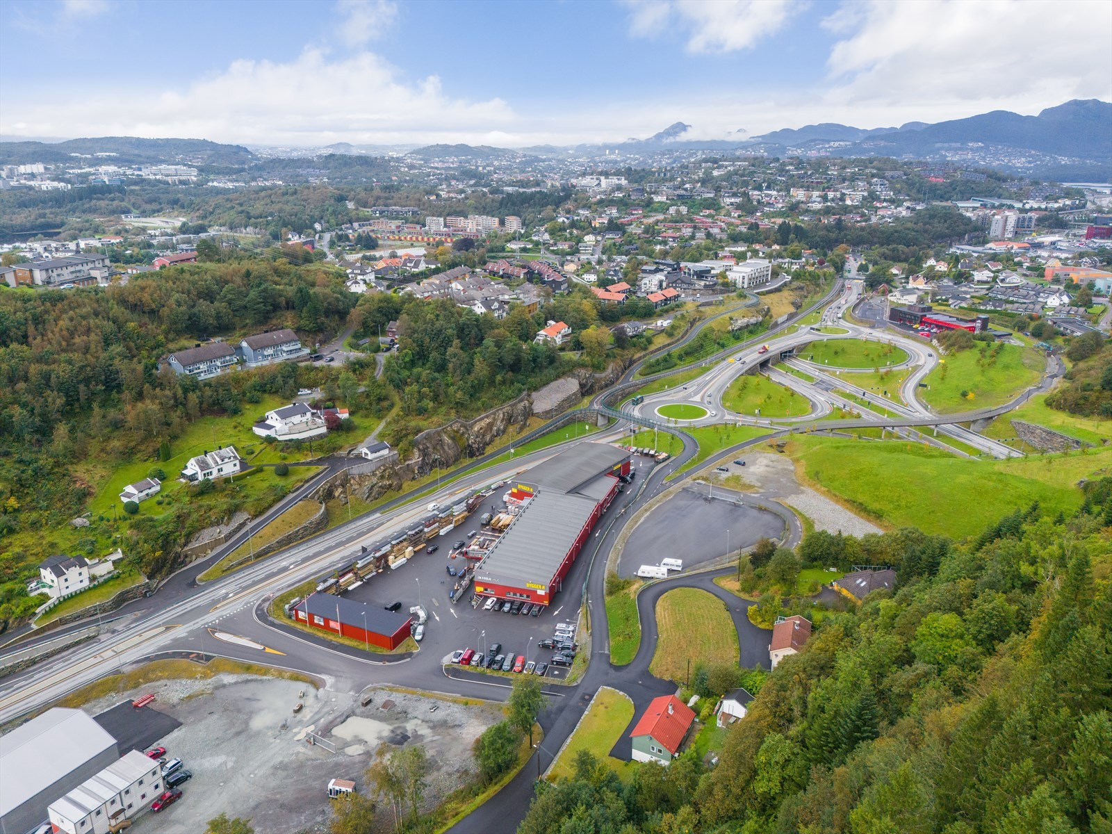 Eiendommen ligger i umiddelbar nærhet til Lagunen Storsenter ved innkjøringen til Lyshorntunnelen.