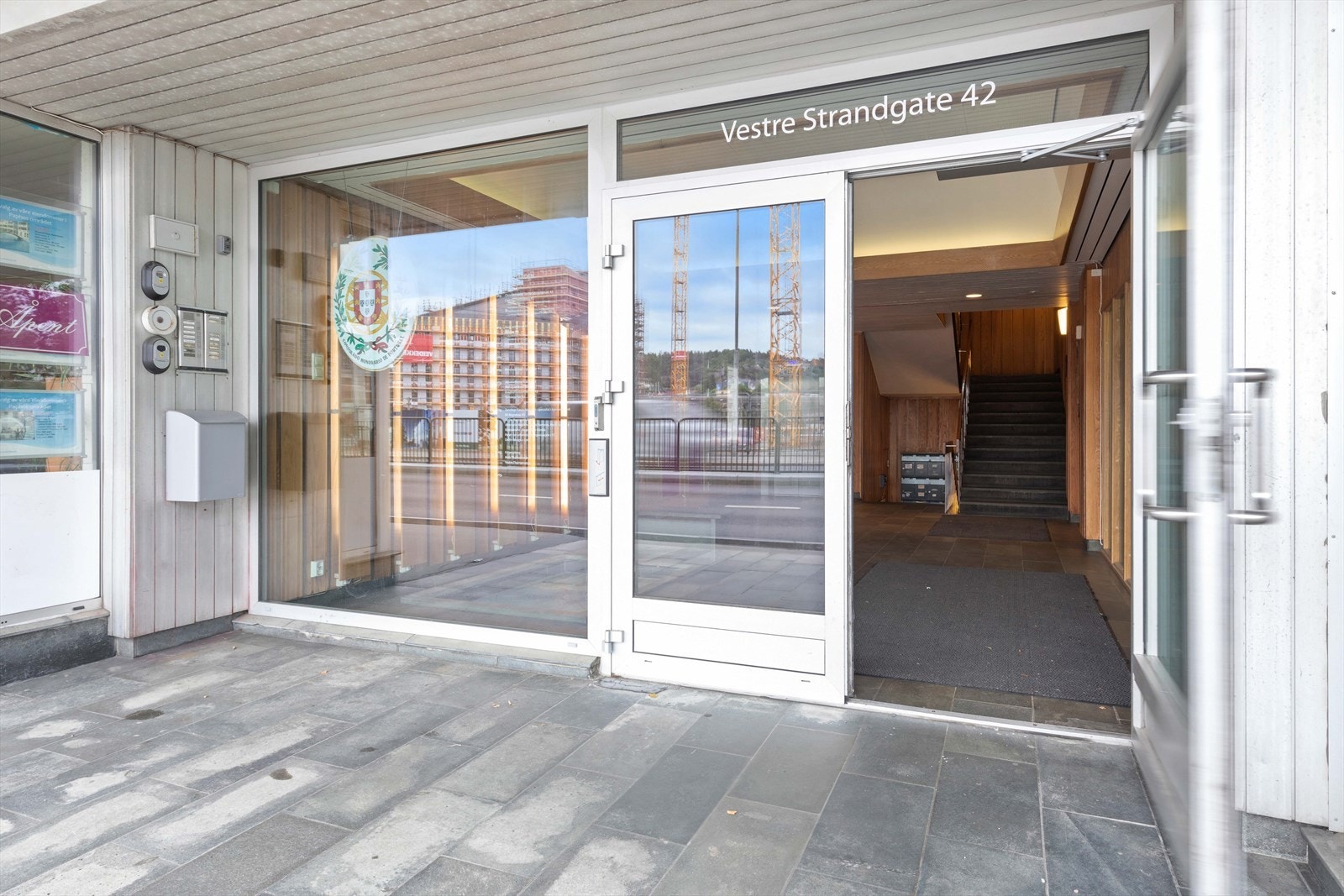 Inngang på gateplan. Heis i bygget Galleribilde