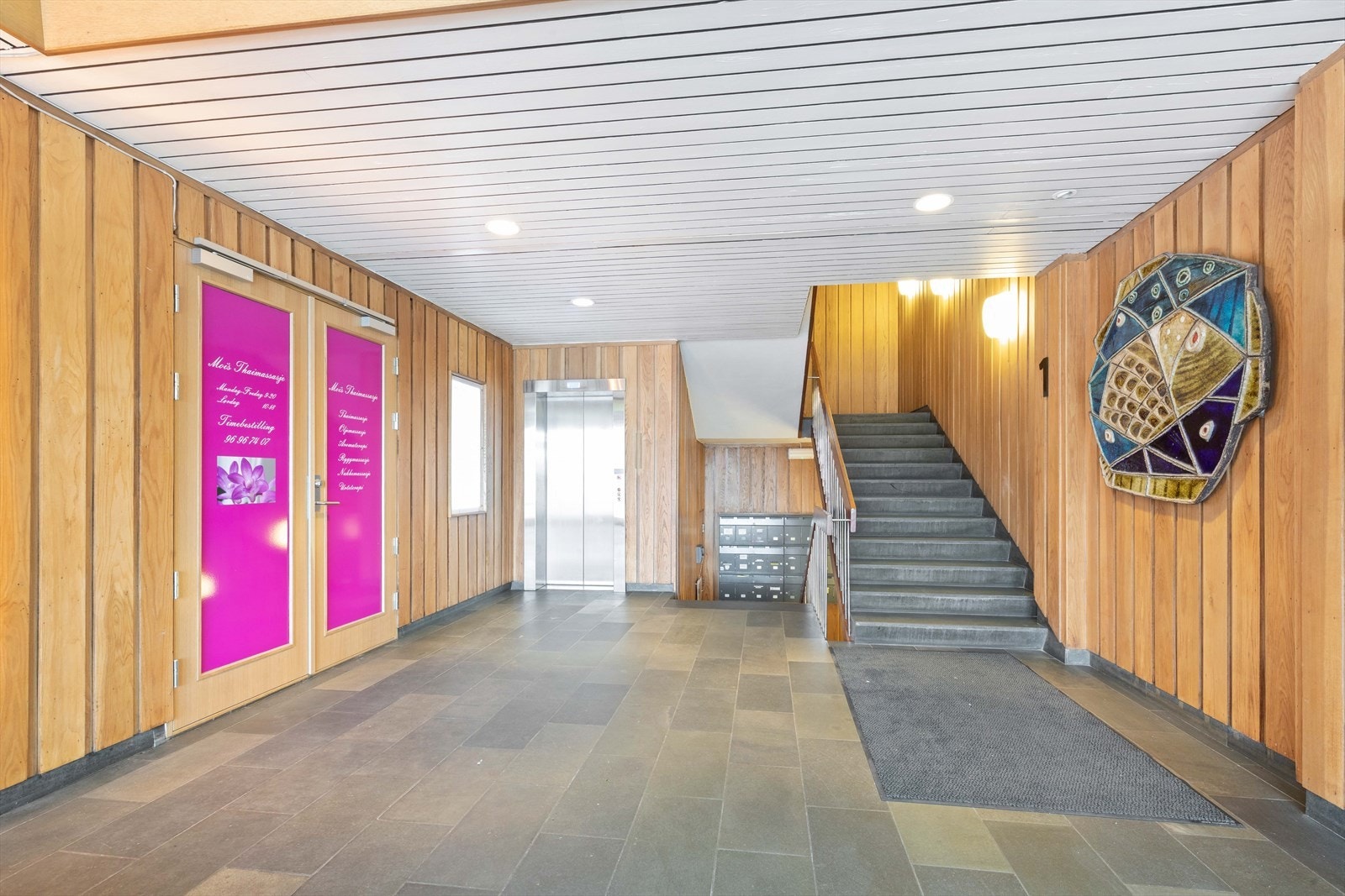 Inngangsparti med heis. Galleribilde