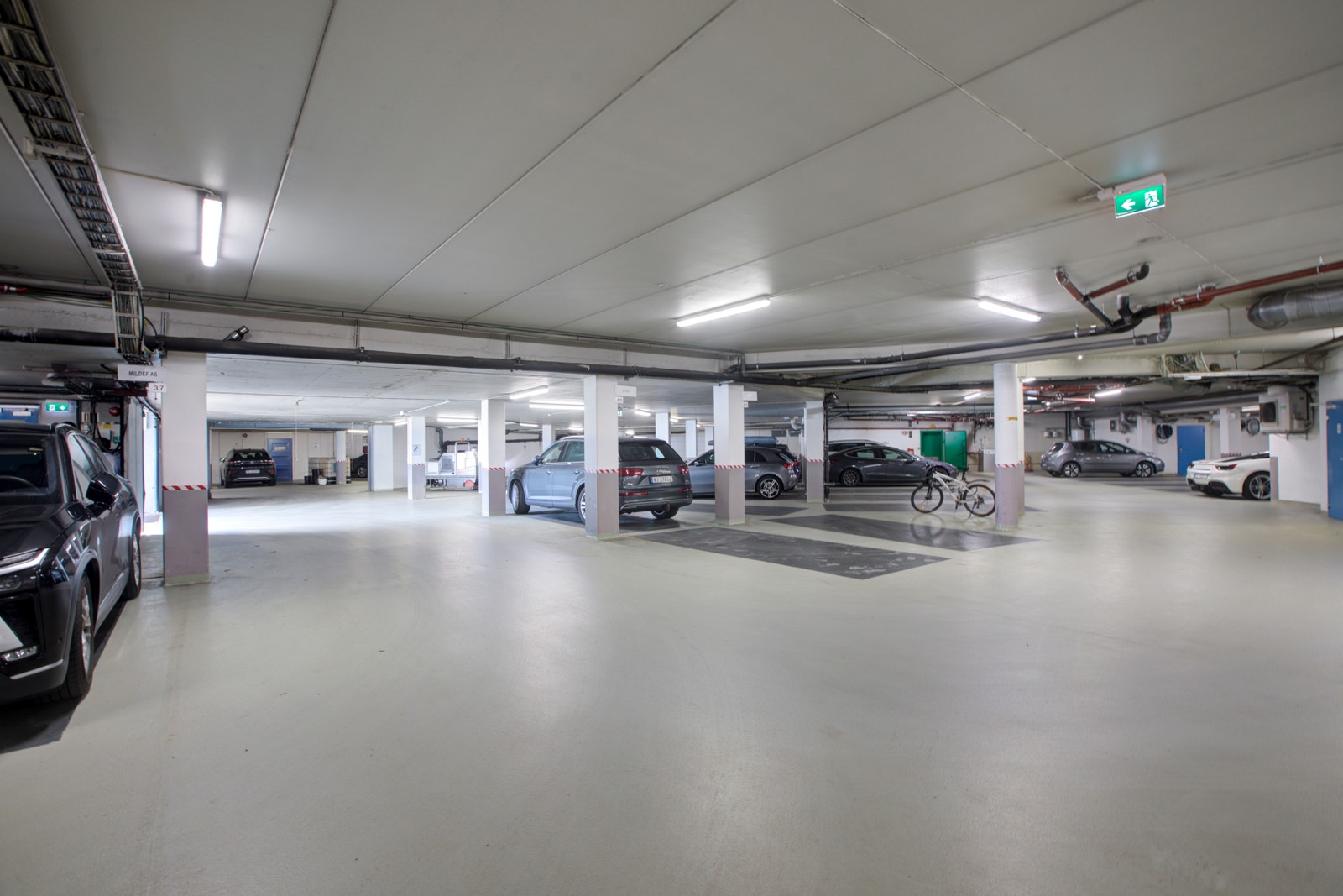 Rikelig med innendørs parkering. Her finnes også garderobe med dusj og innendørs sykkelparkering Galleribilde