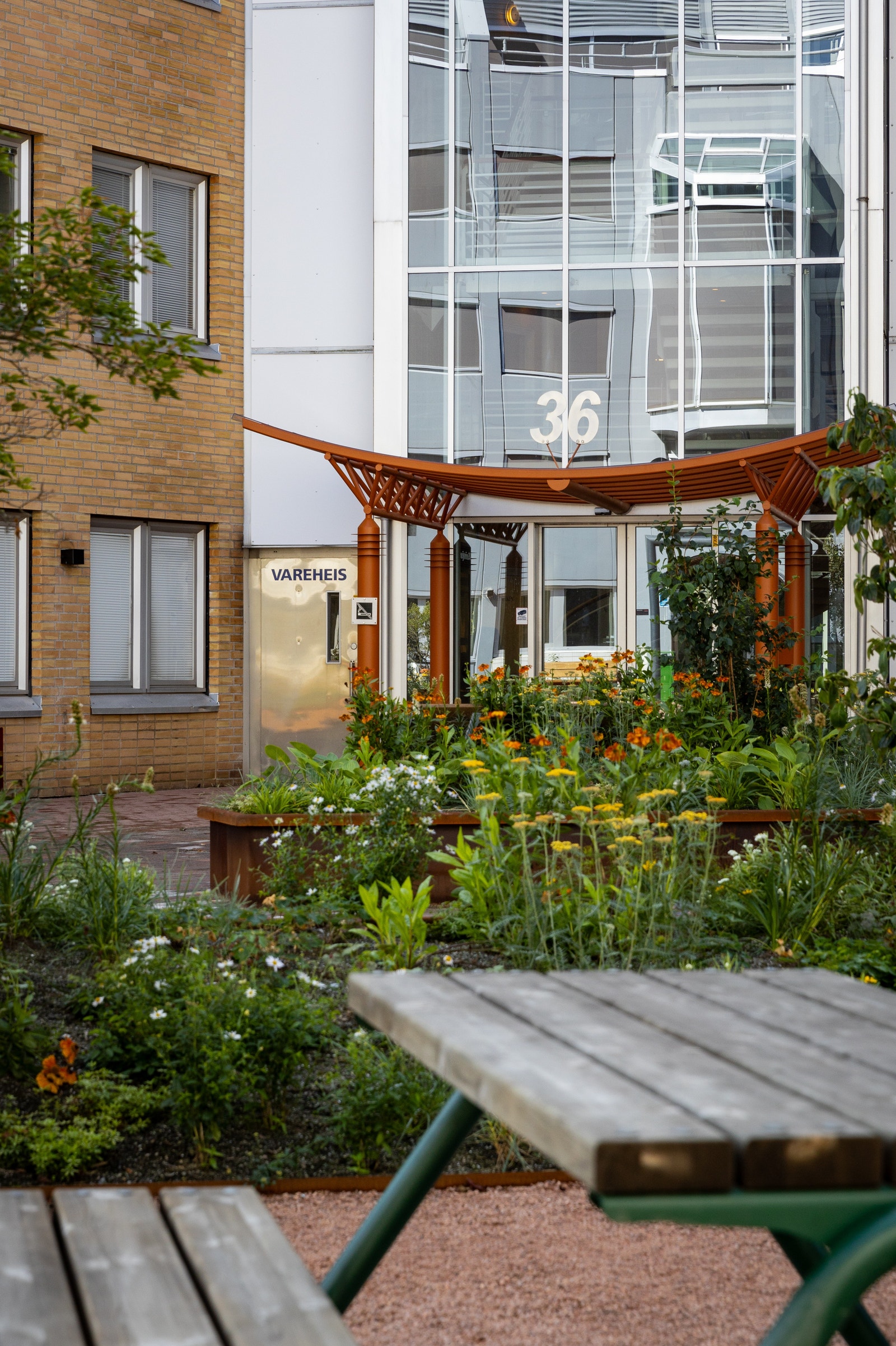 Utetorget med direkte utgang fra byggets personalrestaurant Galleribilde