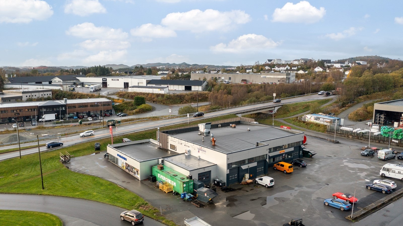 Eiendommen har en sentral beliggenhet langs E134 Galleribilde