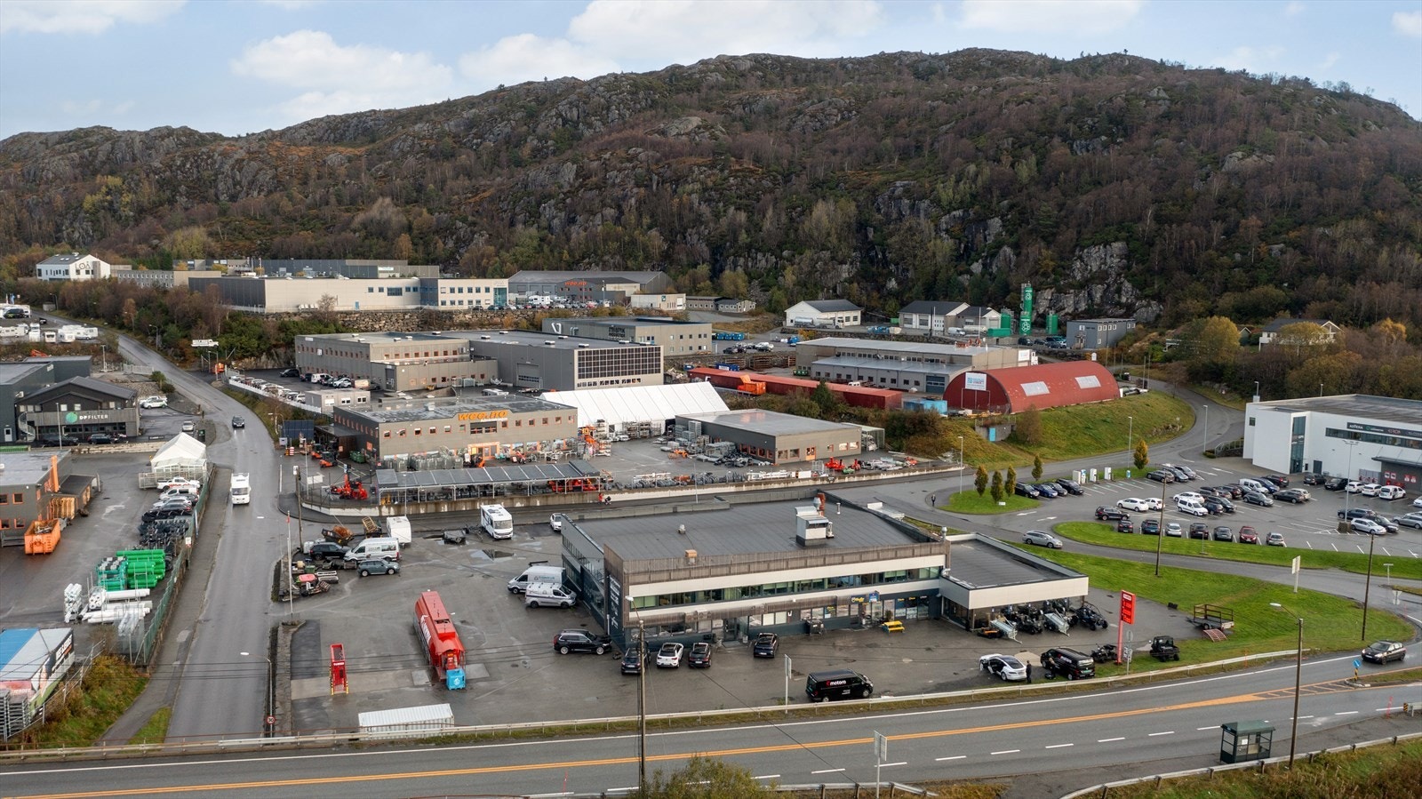 Et næringsområde med høy aktivitet og vis a vis regionens beste Coop Extra butikk Galleribilde