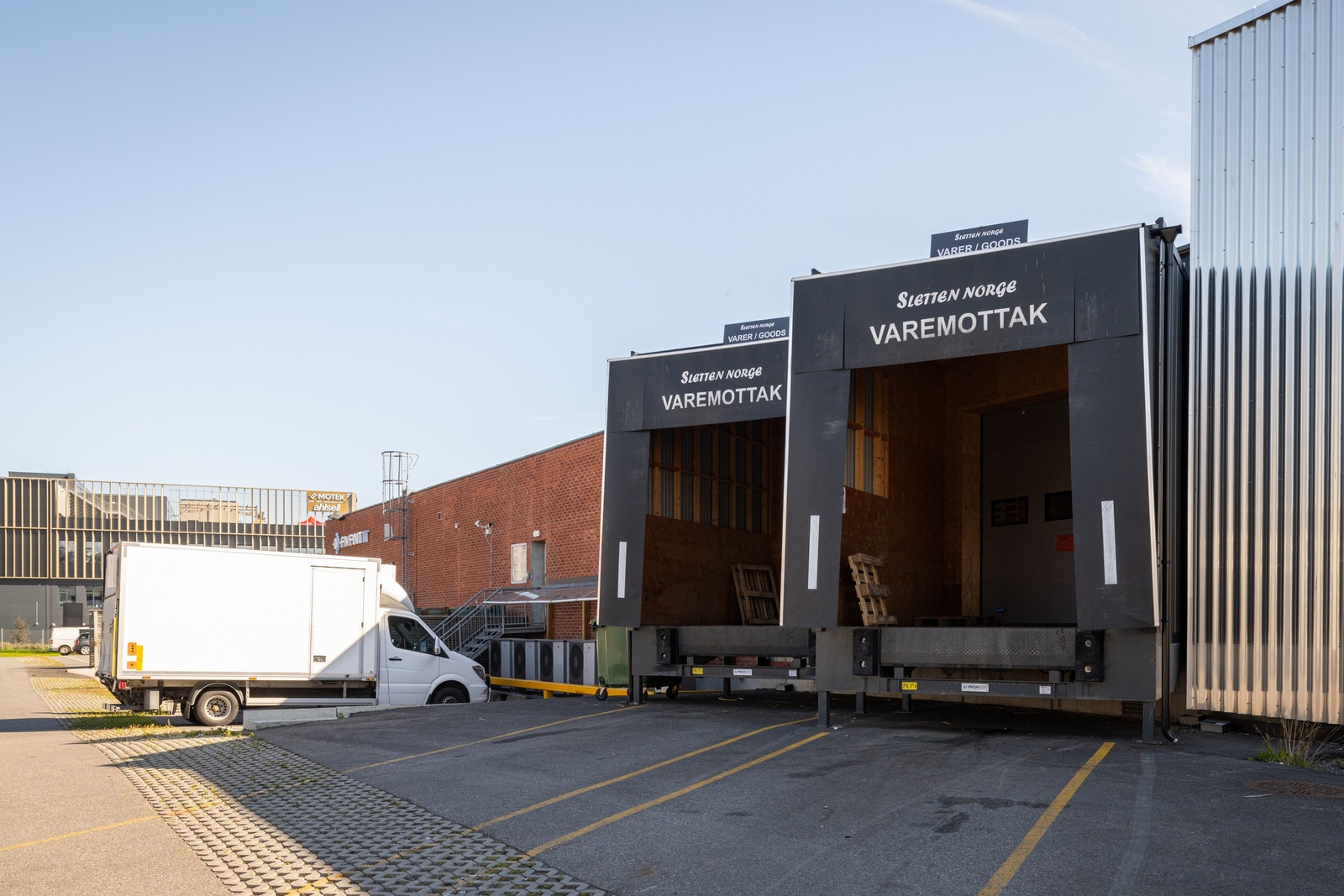 To vareramper. Det er et kjørekontor ved varemottaket. Galleribilde