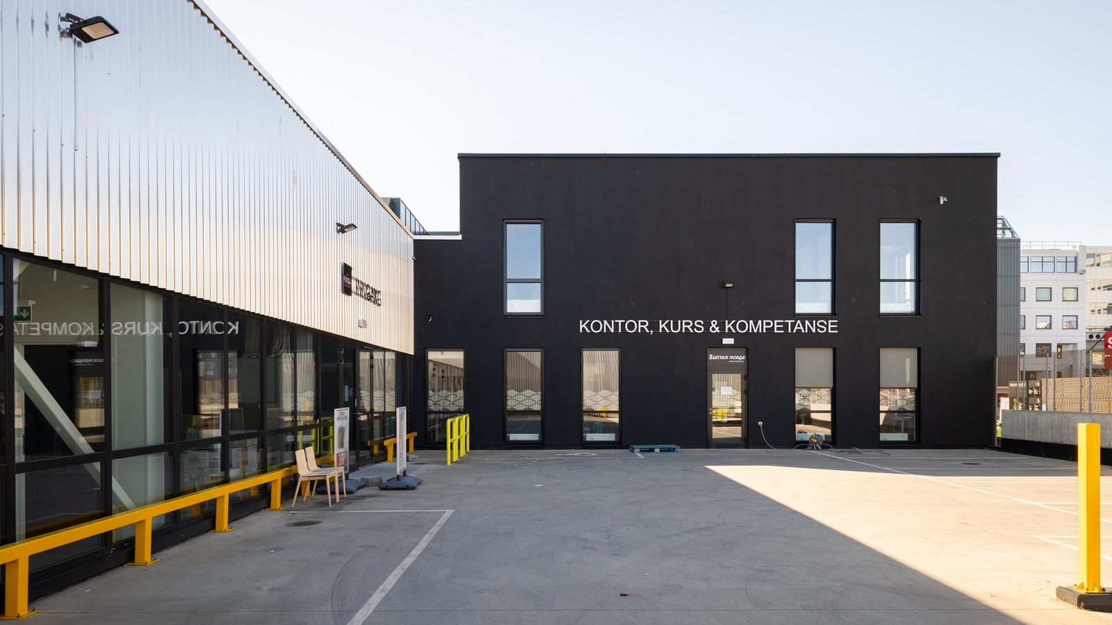 Eiendommen har fryselager, kjøleareal, produksjonsarealer, proffutsalg/butikk og kontor. Galleribilde