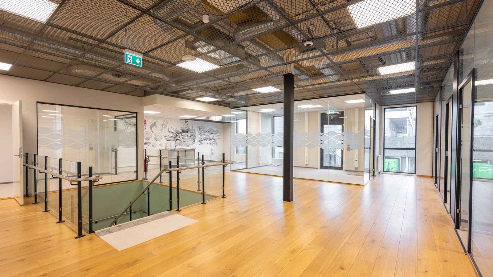 Fine kontorer/showroom i 2 etasjer. Kjøkken i begge etasjene. Galleribilde