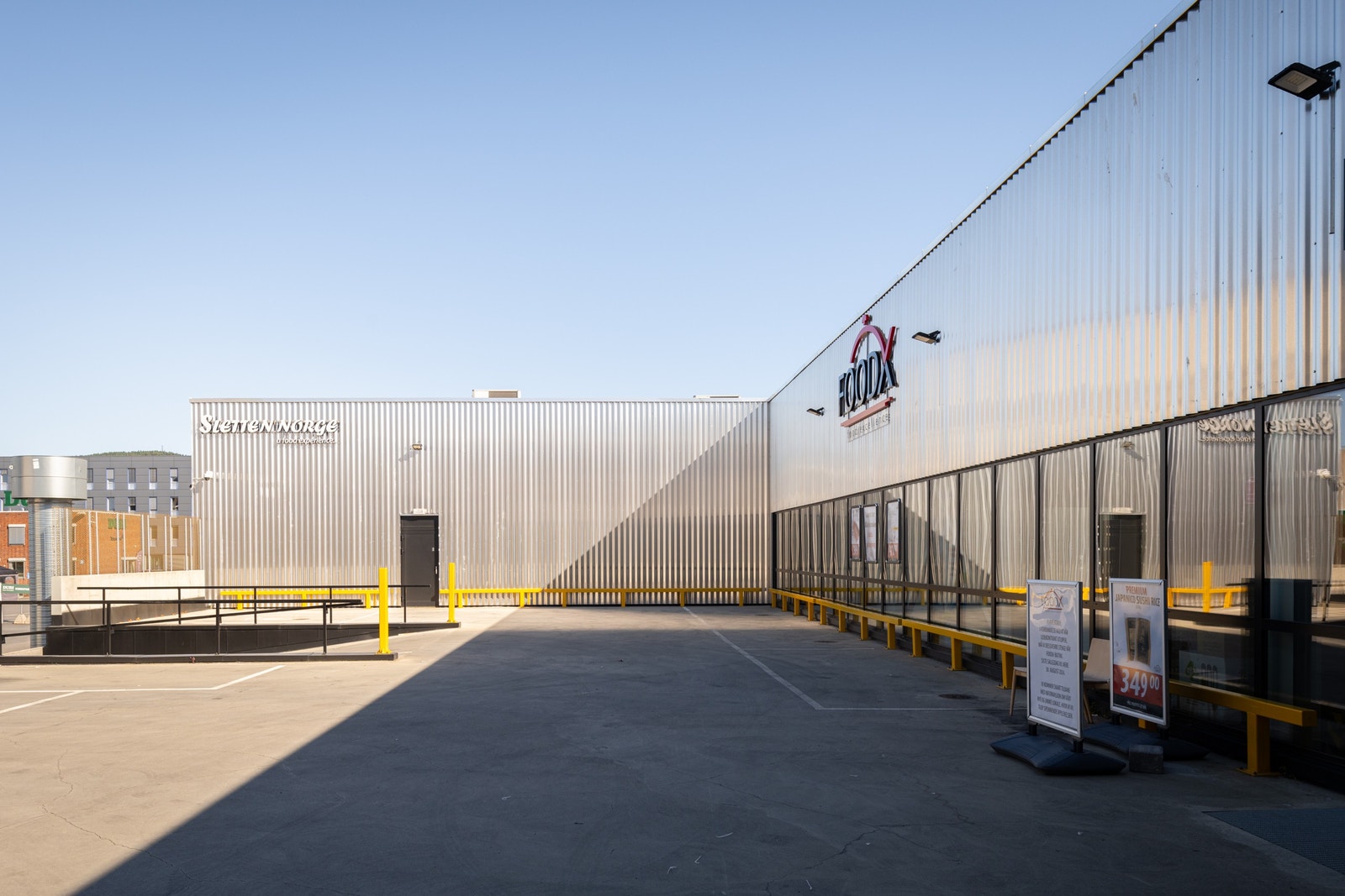 Ca. 13 p-plasser rett utenfor. Galleribilde