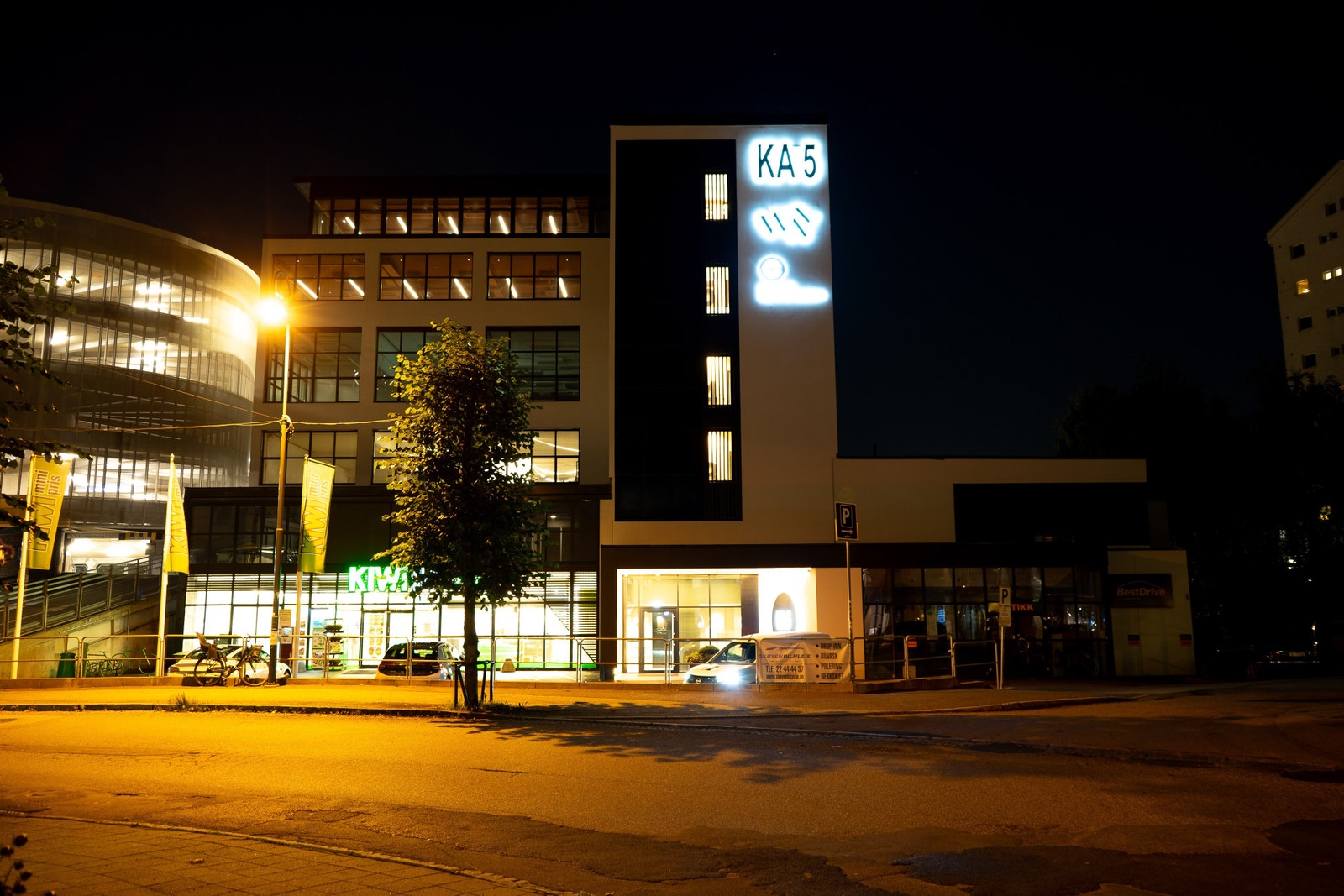 Fasade kveld Galleribilde