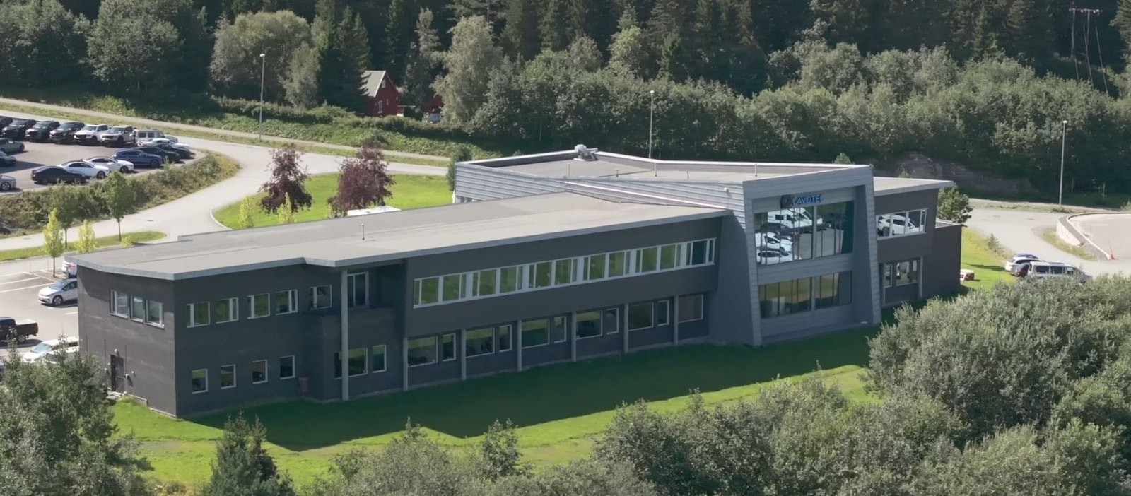 Bygget har gode tekniske kvaliteter, bla. jordvarme, god ventilasjon, antistatiske gulv, utv. solskjerming. Galleribilde