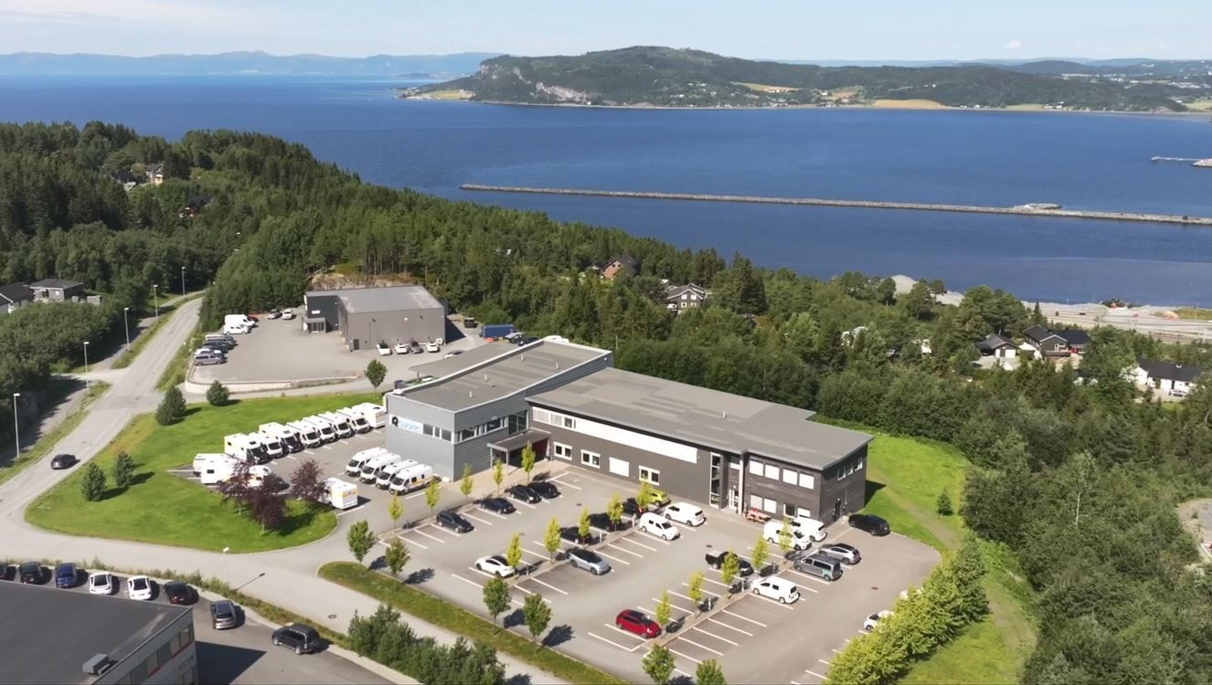 Kombinasjonsbygg med flott beliggenhet oppe på Gevinglia. Herfra er det ca. 3 minutters kjøring til E6 og Værnes Lufthavn. Galleribilde