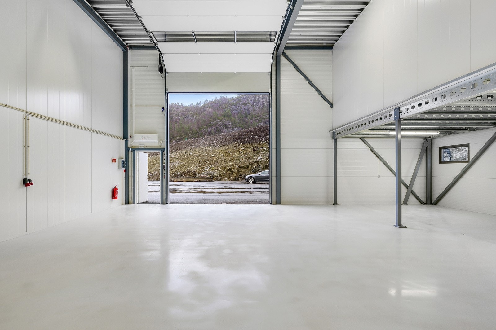 Et stort lager på totalt 187 m² med mesanin og bad. Galleribilde