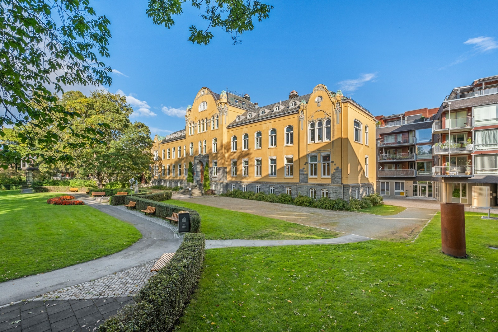 Nydelig park og grøntområder omkranser bygningen Galleribilde
