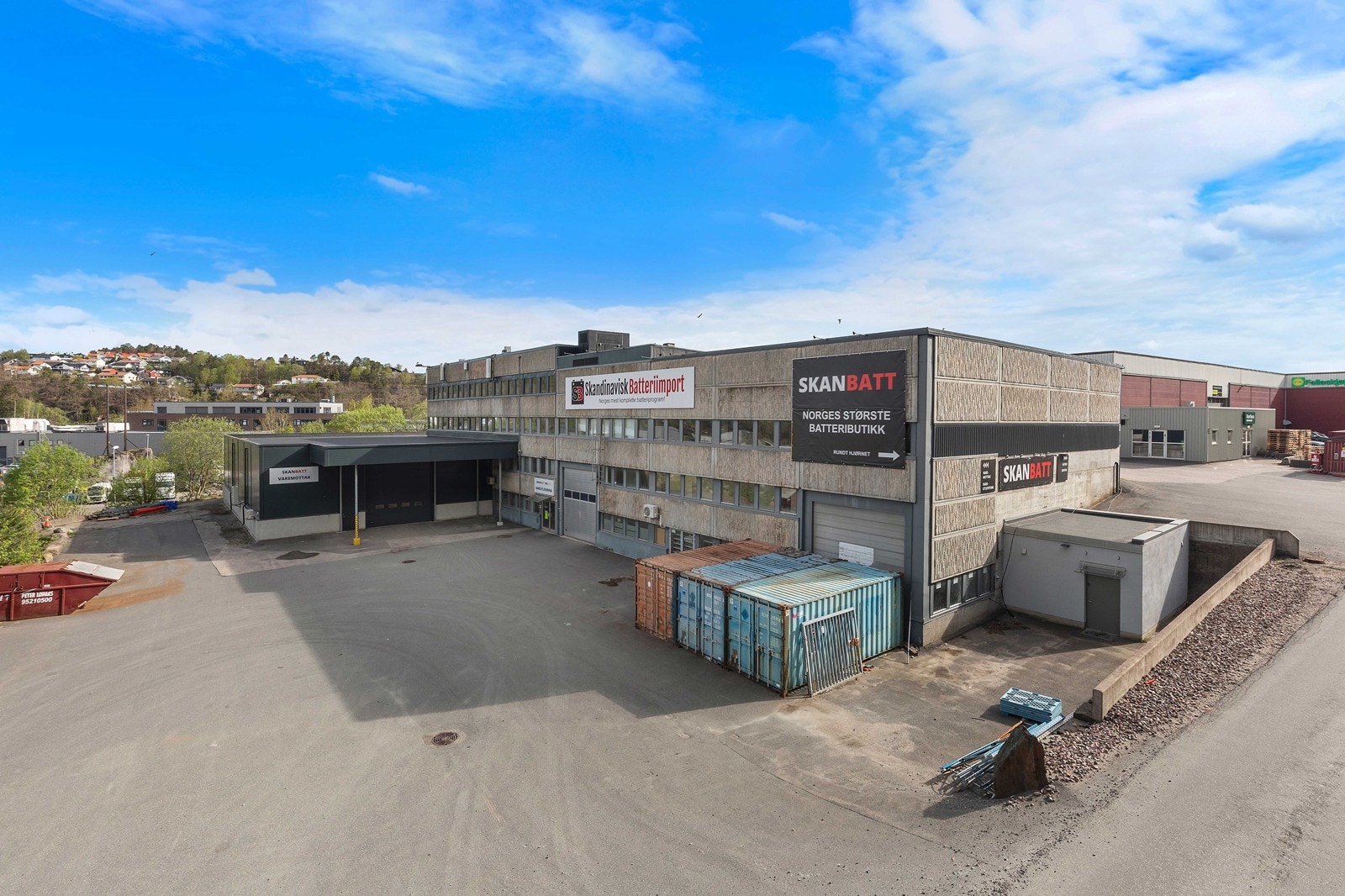 Sørmegleren næring har gleden av å presentere for salg et stort næringsbygg med sentral beliggenhet på Rige. Galleribilde