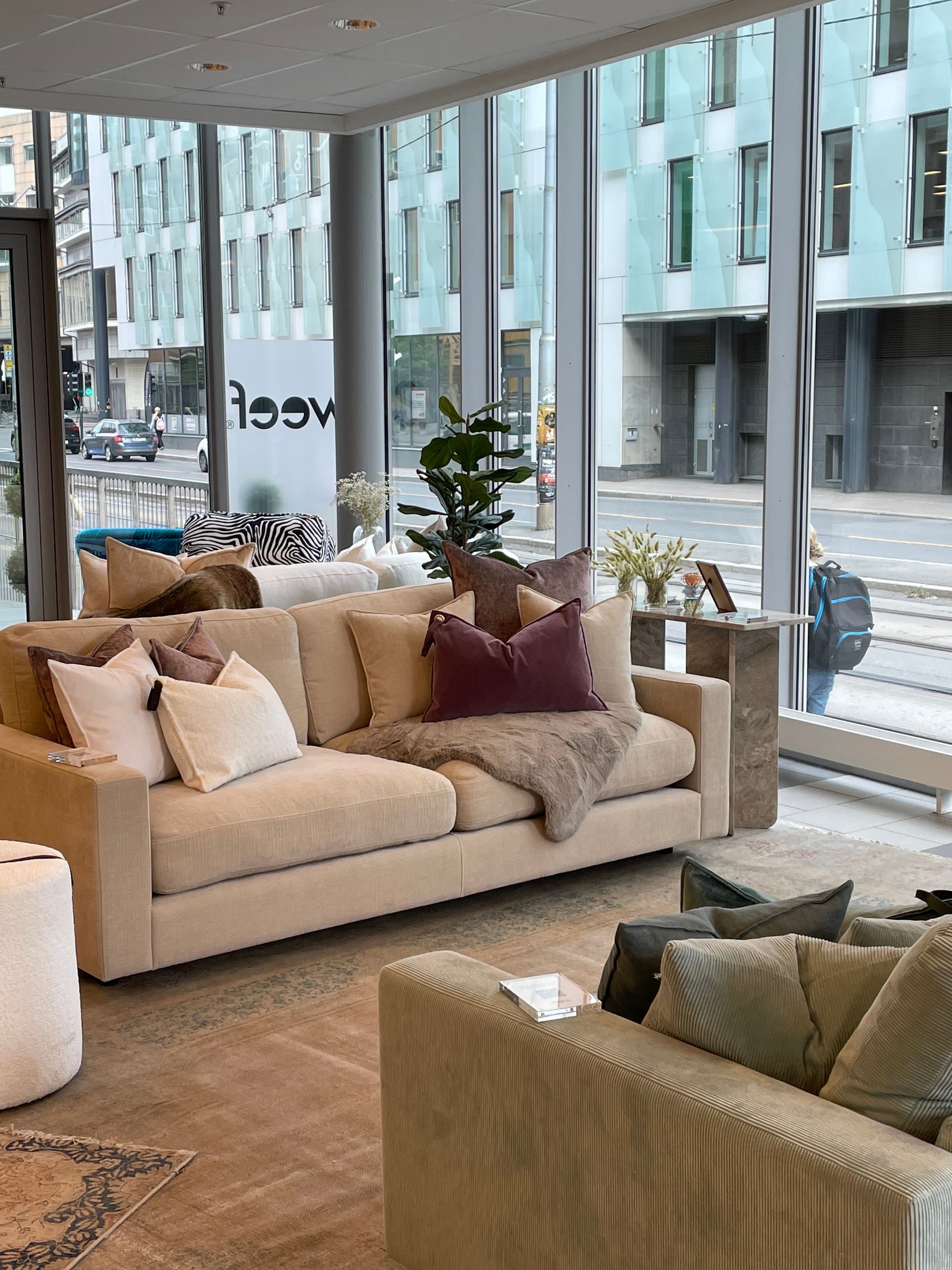 Lyse lokaler med store vinduer ut mot Schweigaardsgate Galleribilde