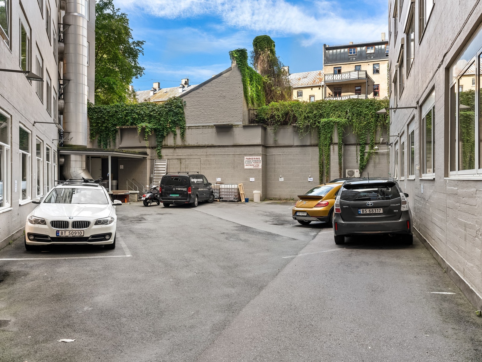 Det er satt av noen plasser til leie i bakgård for ansatte Galleribilde