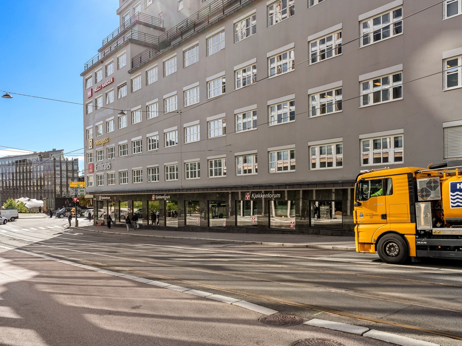 Store vinduer til lokalet langs hele første etasje Galleribilde