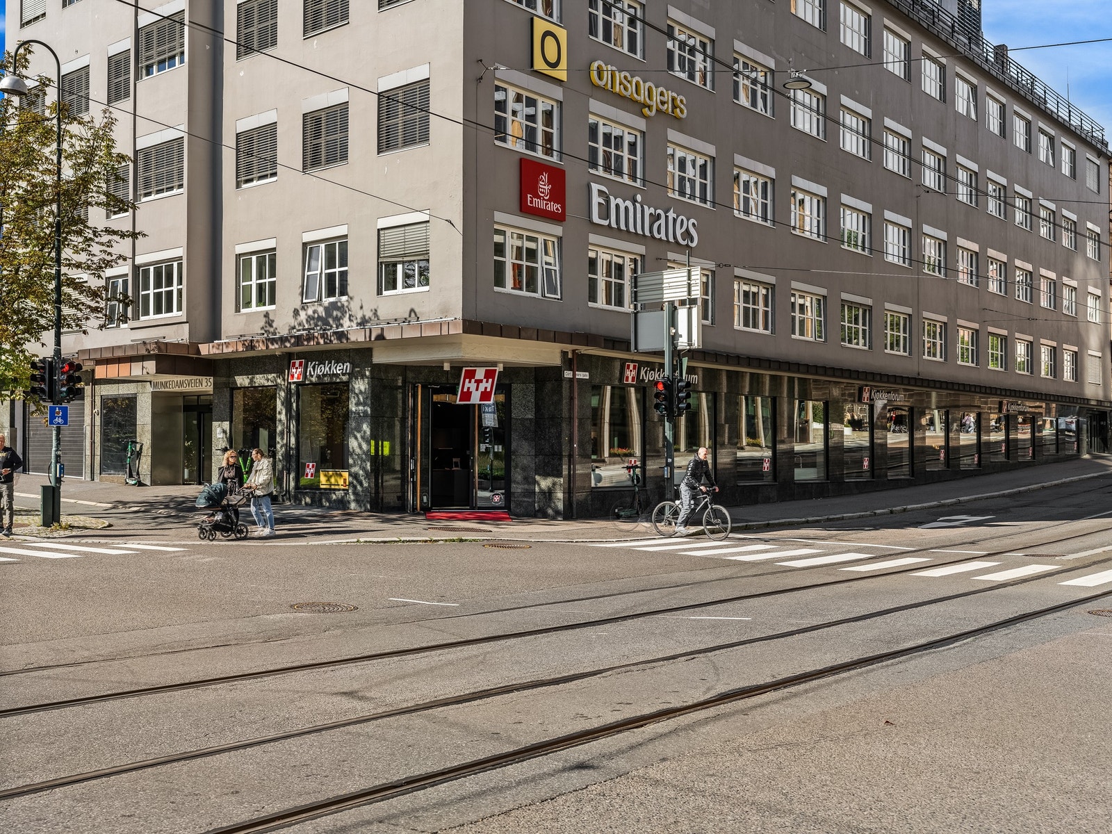 Buss og trikk like utenfor Galleribilde