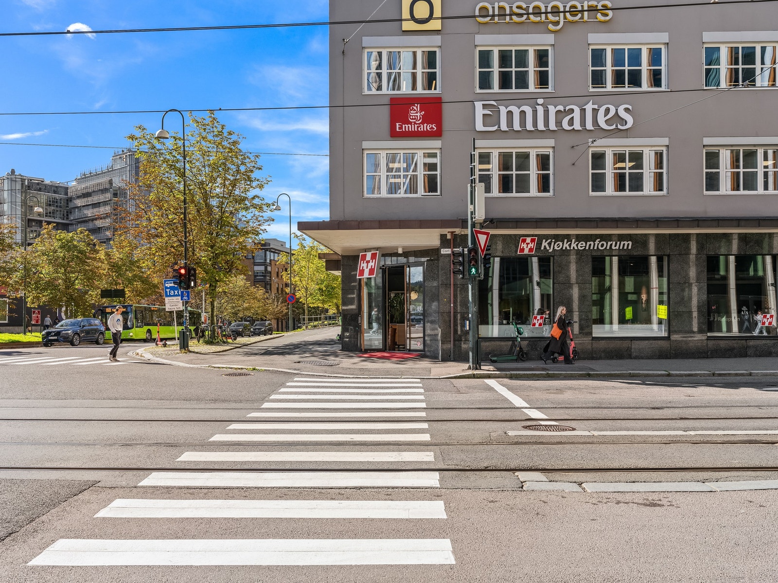 Man går nesten rett inn døren når man krysser gaten i Munkedamsveien Galleribilde