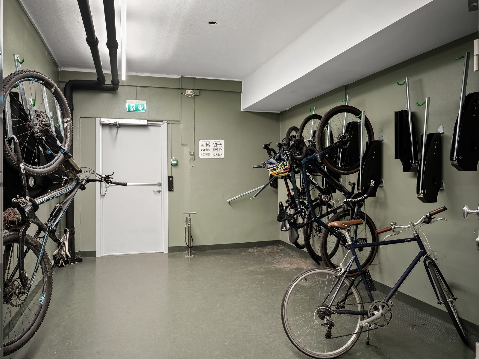 Innendørs og trygg sykkelparkering Galleribilde