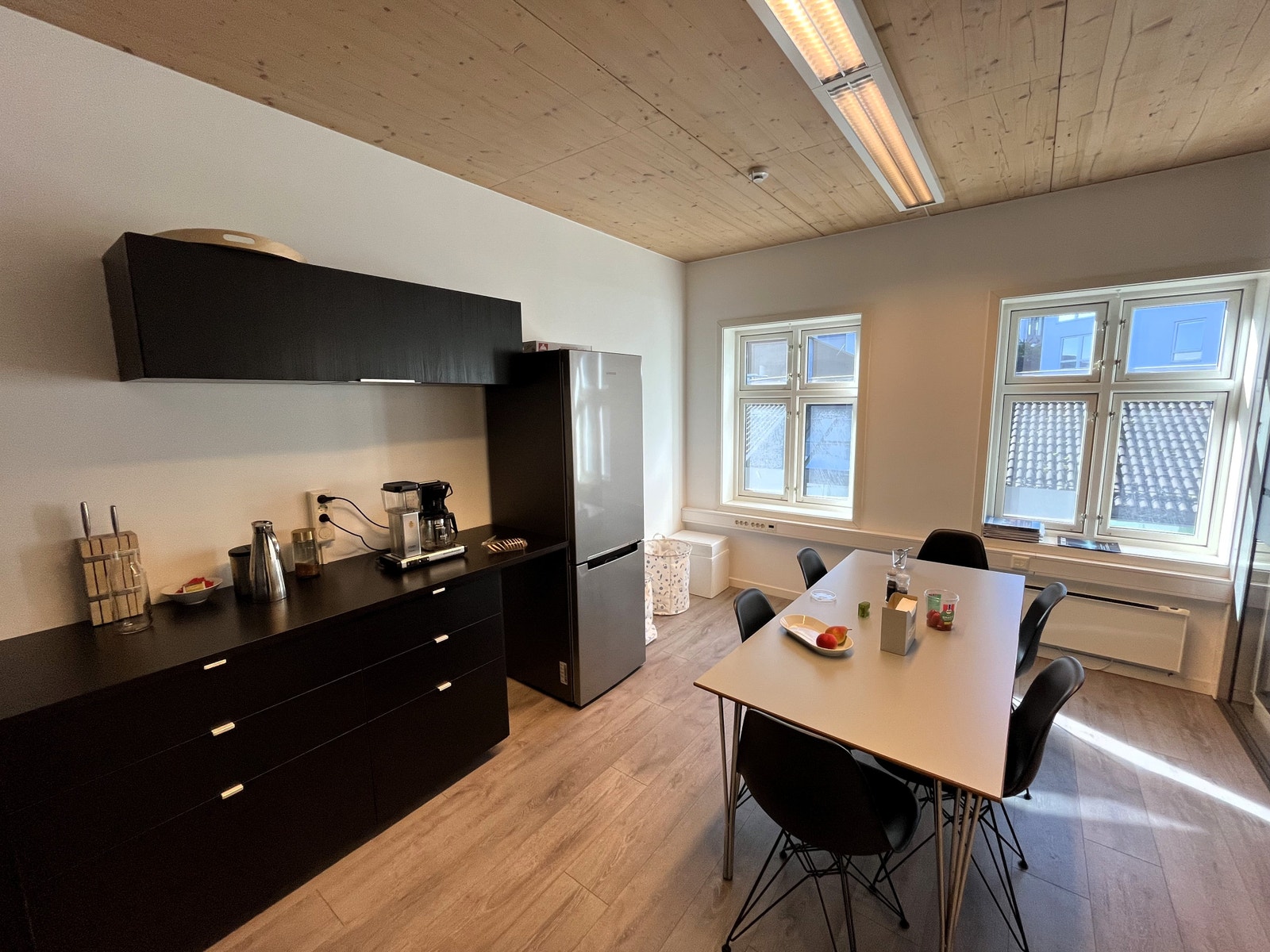 Stort kjøkken/pauserom Galleribilde