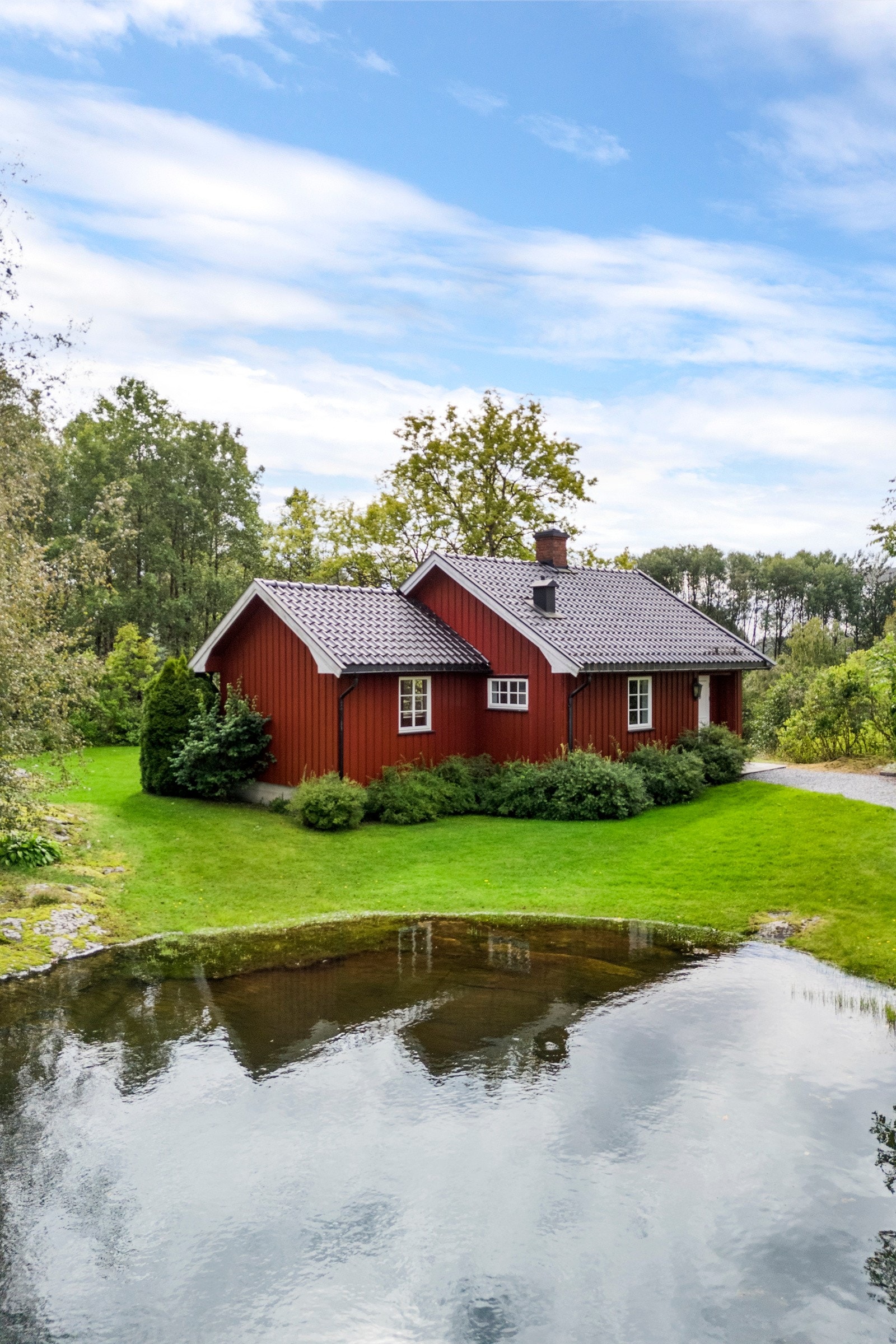 Beplantingen mellom hovedhuset og Brekkebo, bidrar til at bygningene er naturlig skjermet fra hverandre. Galleribilde