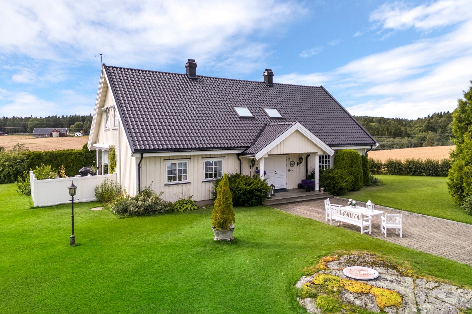 Hovedbygningen er fra 1990, holder høy standard og har mange gode kvaliteter. Galleribilde