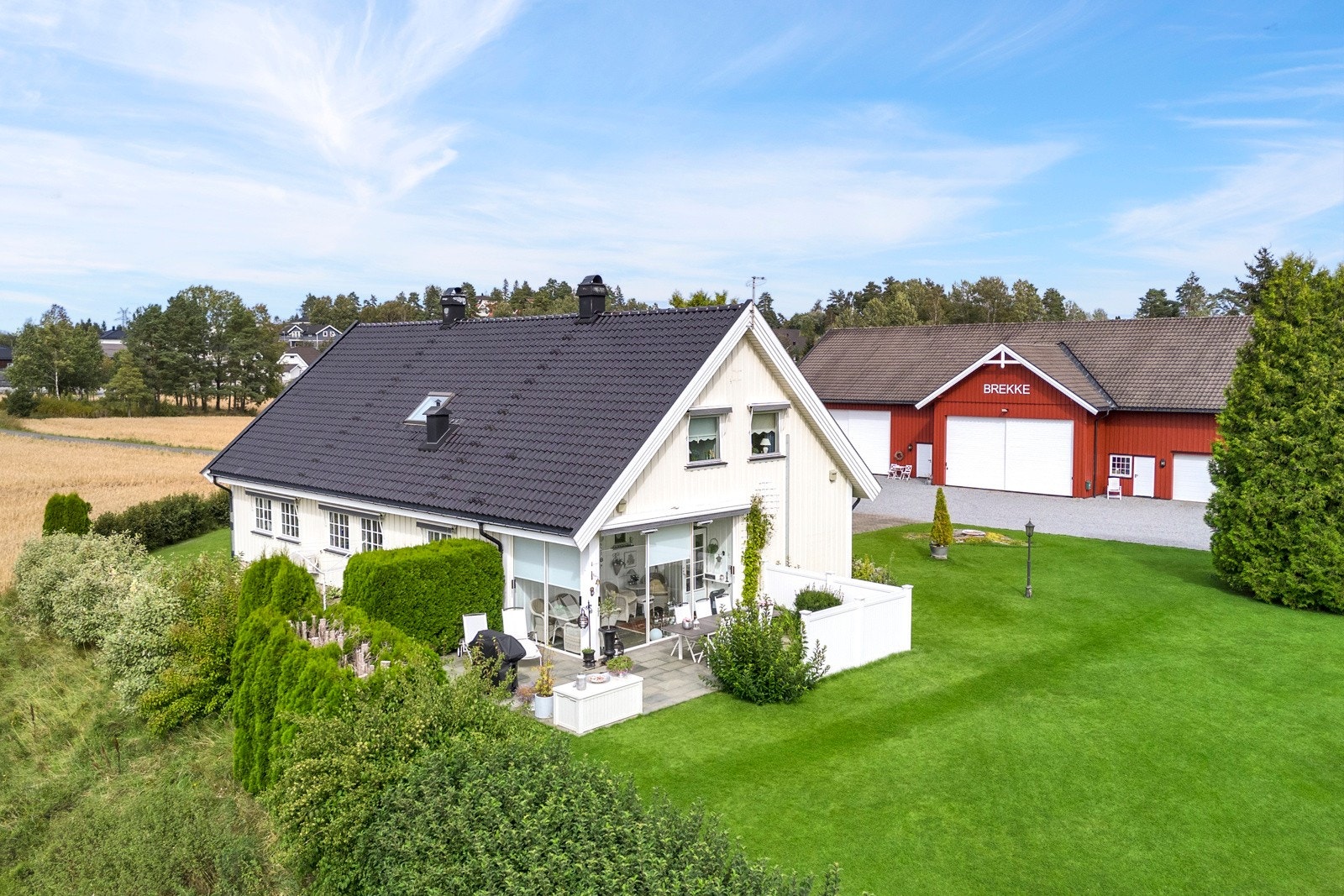 Uteplassen vender mot sydvest, har markise og vinterhage. Galleribilde