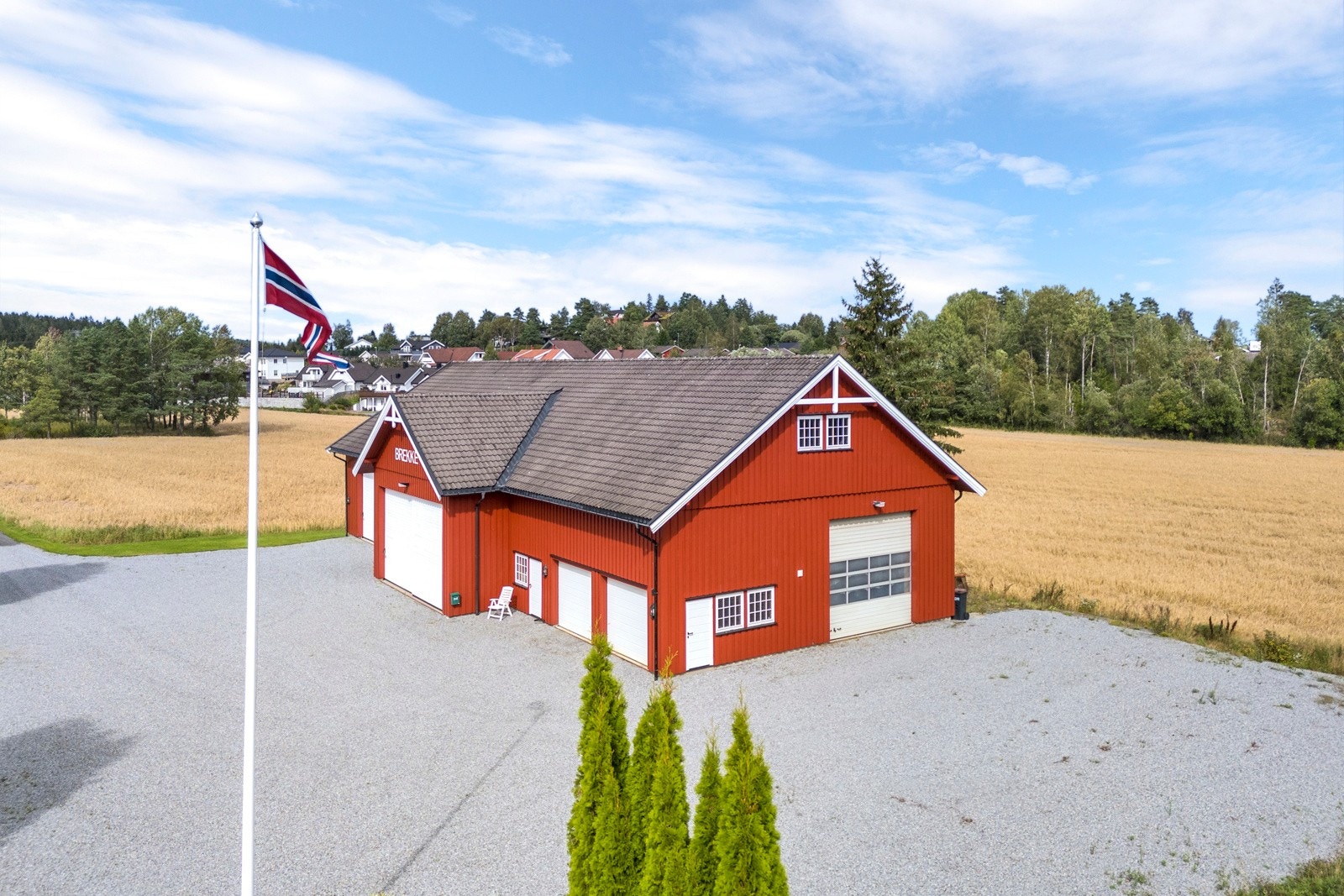 Bygningen inneholder bla. isolert verksted, garasjerom med plass til to biler og et stort lagerrom. Galleribilde