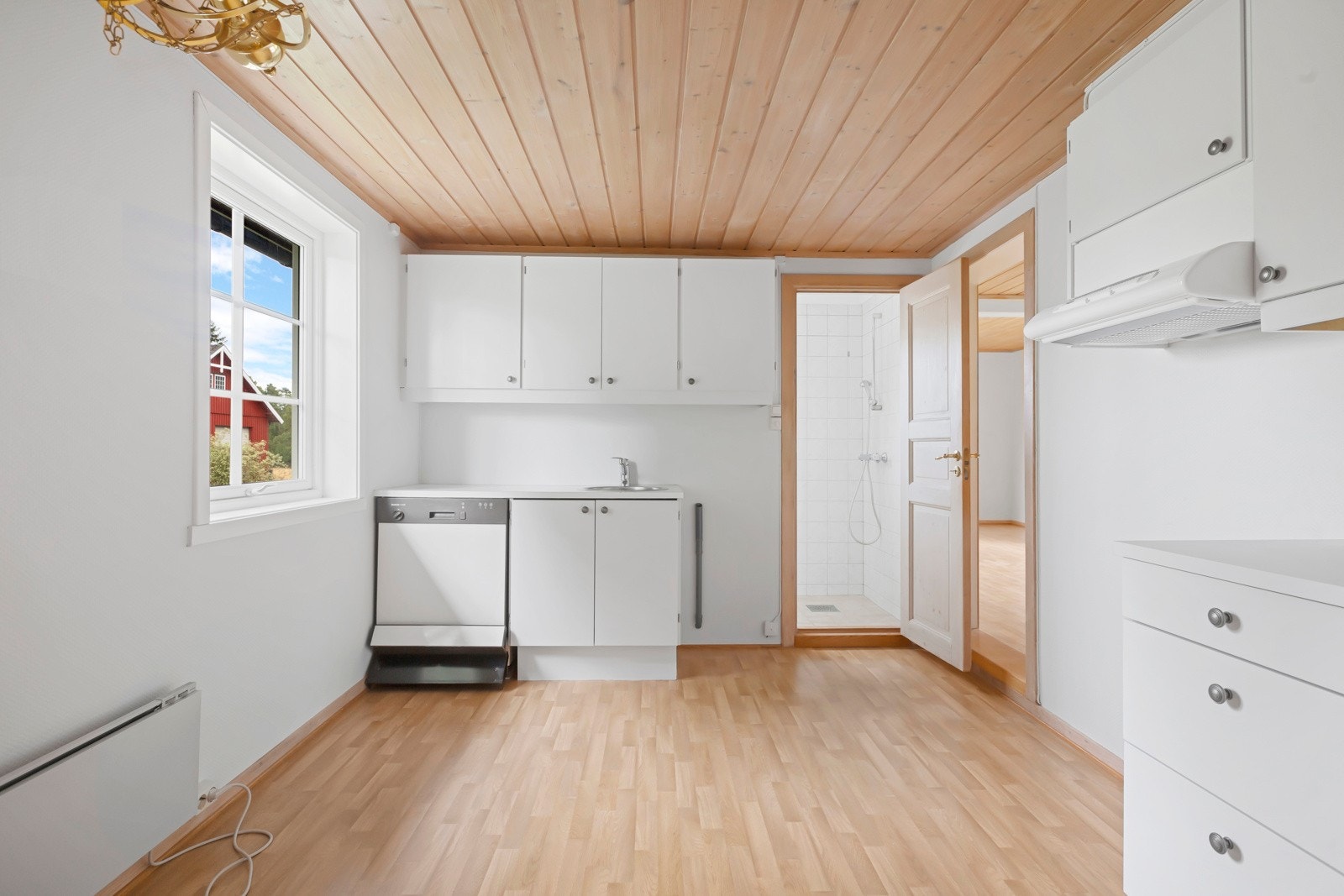 Brekkebo inneholder kjøkken, bad, stue, et soverom og loft. Galleribilde