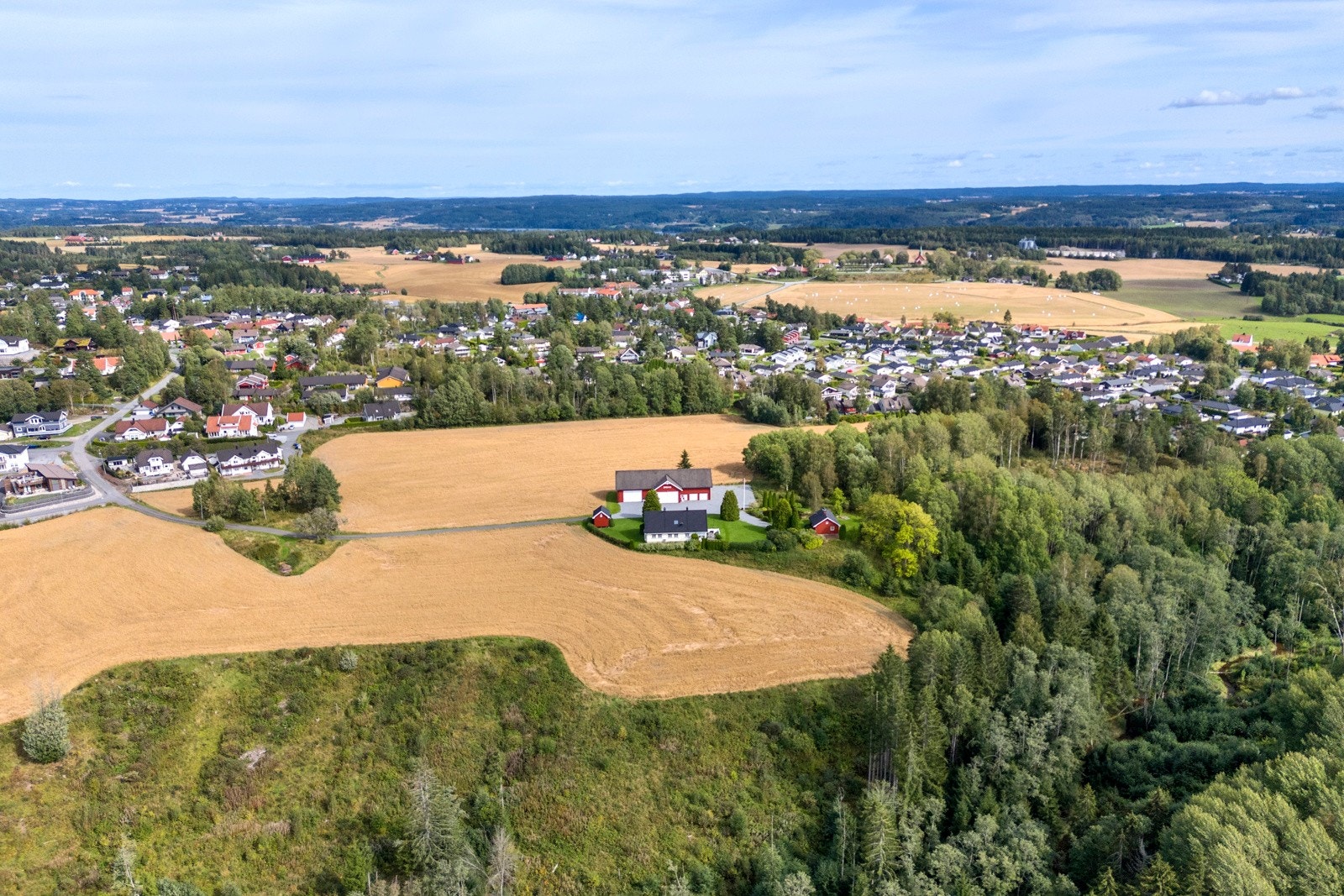 Brekke ligger tett på Skiptvet sentrum, men organiseringen av tunet bidrar til en skjermet og rolig beliggenhet. Galleribilde