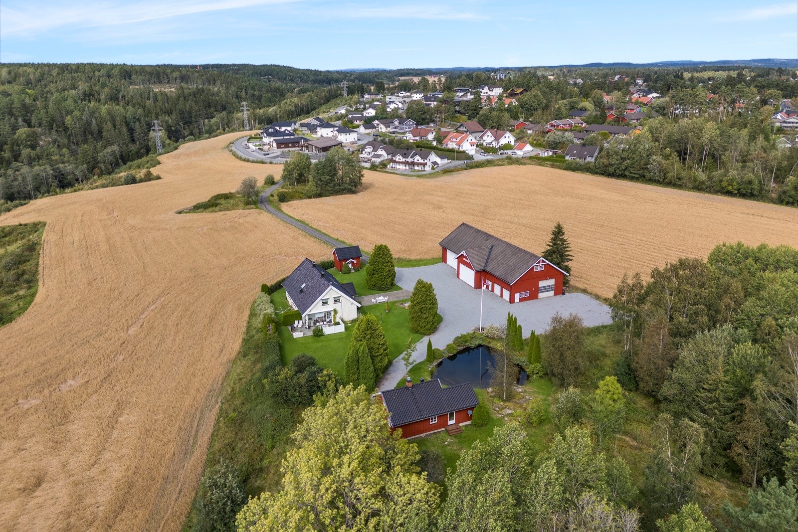 Eiendommen innehar ca. 56 dekar dyrket, ca. 73 dekar produktiv skog og et totalt areal på ca. 141 dekar. Galleribilde