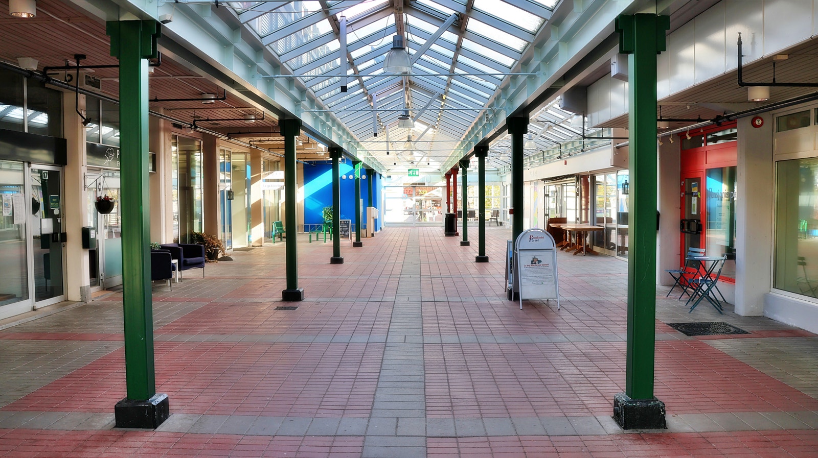 Gågata har delvis glass-overbygg. Galleribilde