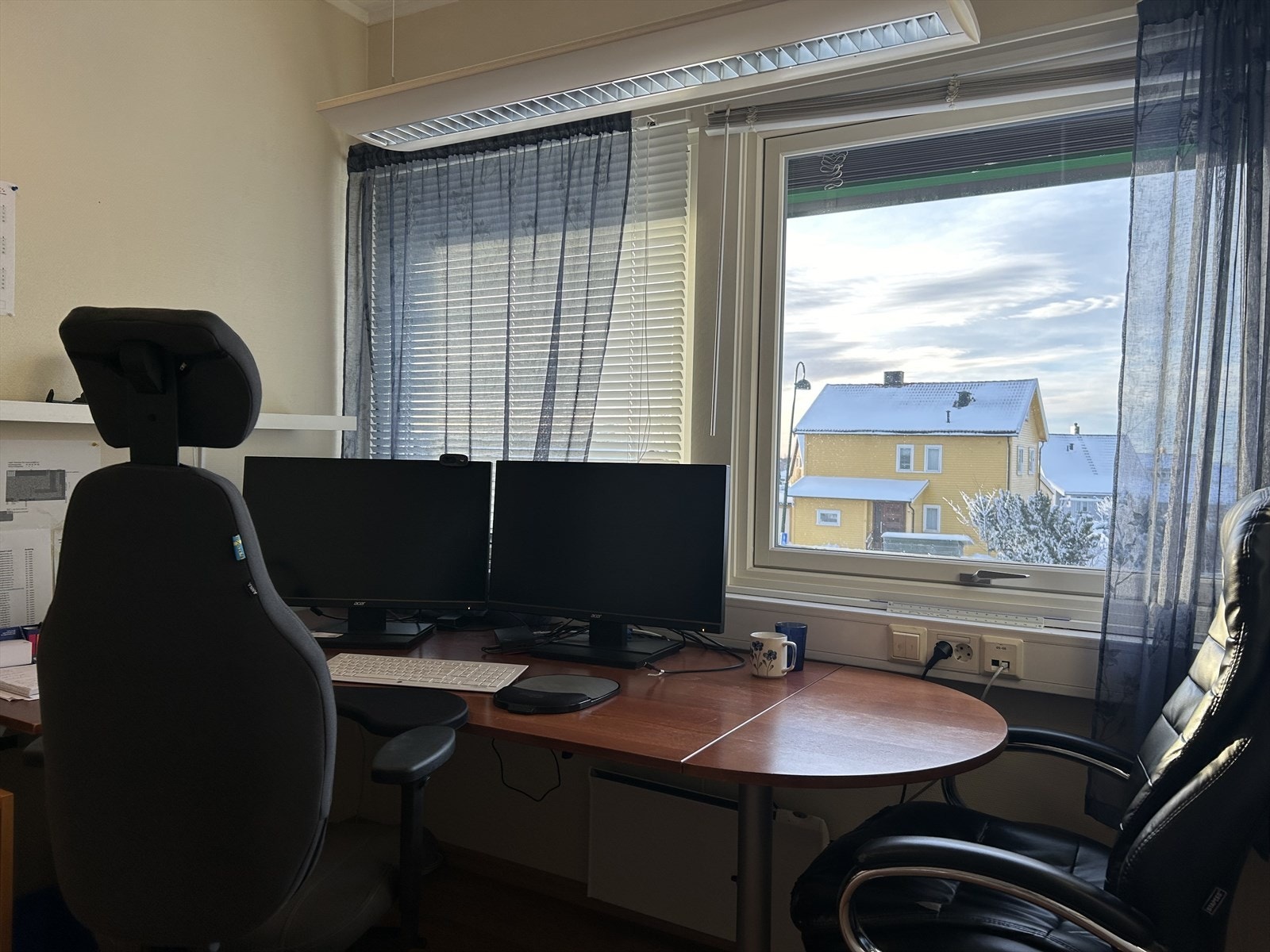 Lokalene inneholder kontor, kjøkken/spiserom, møterom, toalett, arkivrom og trapperom. Galleribilde