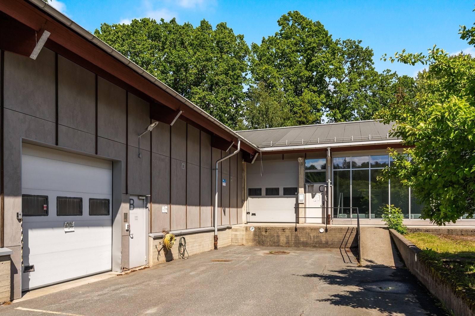 En av lagerarealene har lastebilrampe for enkel av og pålessing av varer. Galleribilde