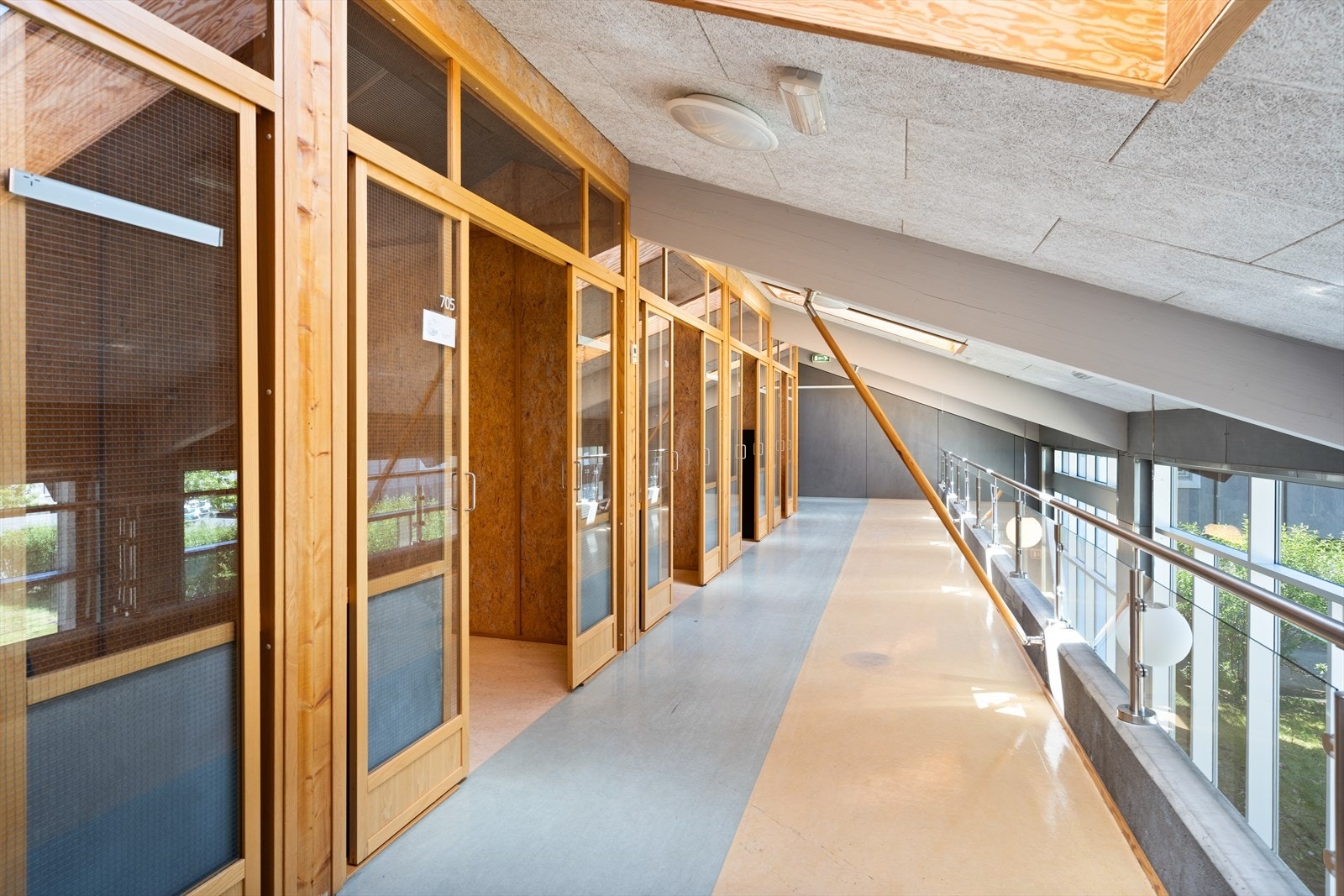 Lyse og trivelige lokaler med rikelig med vindusflater og godt lysinnslipp. Galleribilde