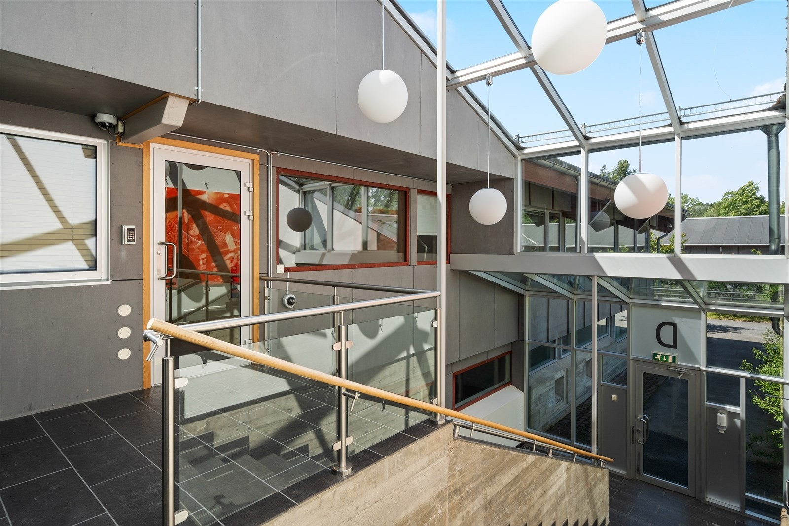 Drøbak | Stort og innholdsrikt kombinasjonsbygg med kontorer og lager til leie sentralt på Dyrløkke Galleribilde