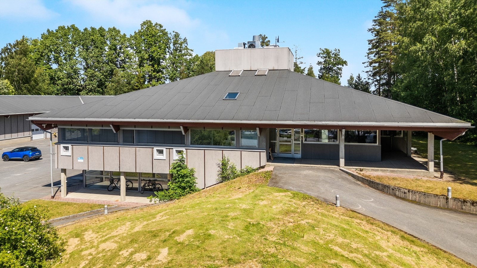 Bygget inneholder bl.a. enkle og doble cellekontorer, møterom, kurs og konferanserom, kantine, garderober med badstue, mulighet for treningsfasiliteter samt totalt ca. 720 kvm lagerhaller. Galleribilde