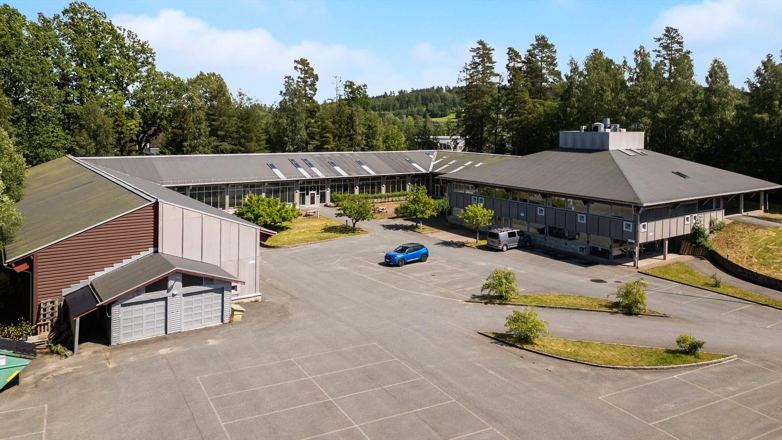 Eiendommen ligger kun 11 minutter fra Korsegården (Avkjøringen fra E6 / Ås). Det er god parkeringsdekning, med flere el-ladepunkter. I tillegg er det kort gangavstand fra bussforbindelse. Galleribilde