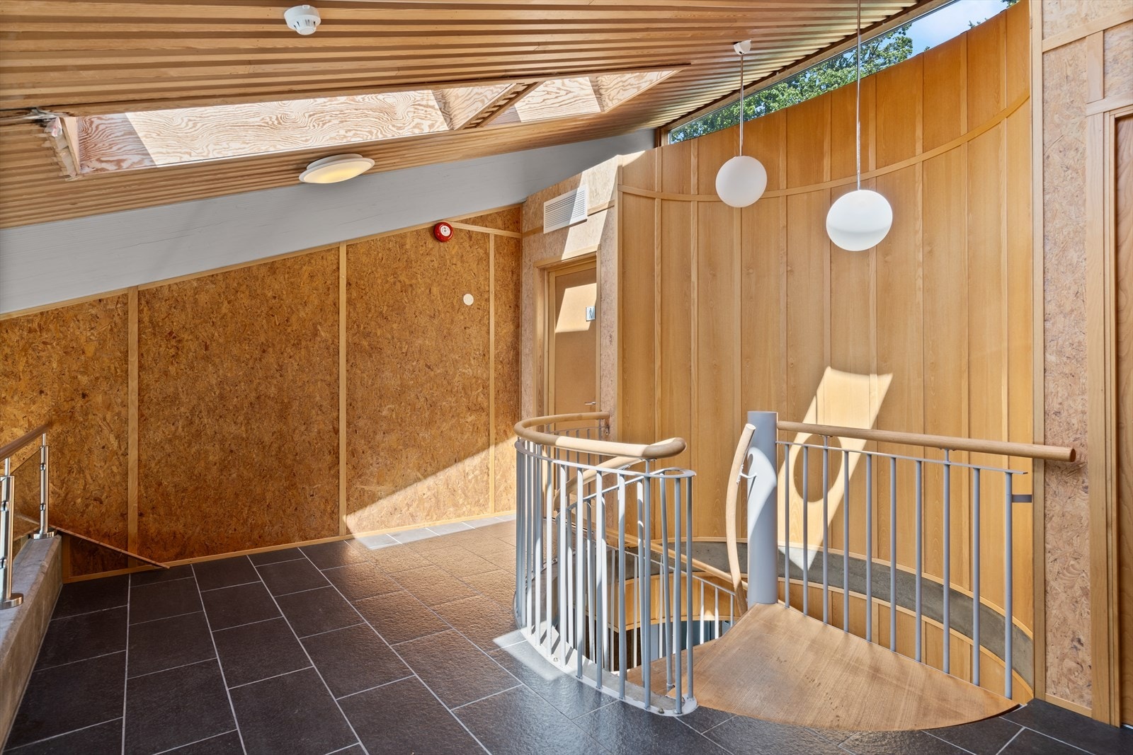 Intern trappeadkomst mellom kontoretasjene. Galleribilde