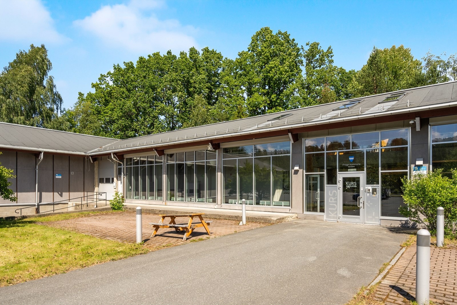 Store vinduer slipper inn rikelig med naturlig lys og bidrar til et godt arbeidsmiljø. Galleribilde