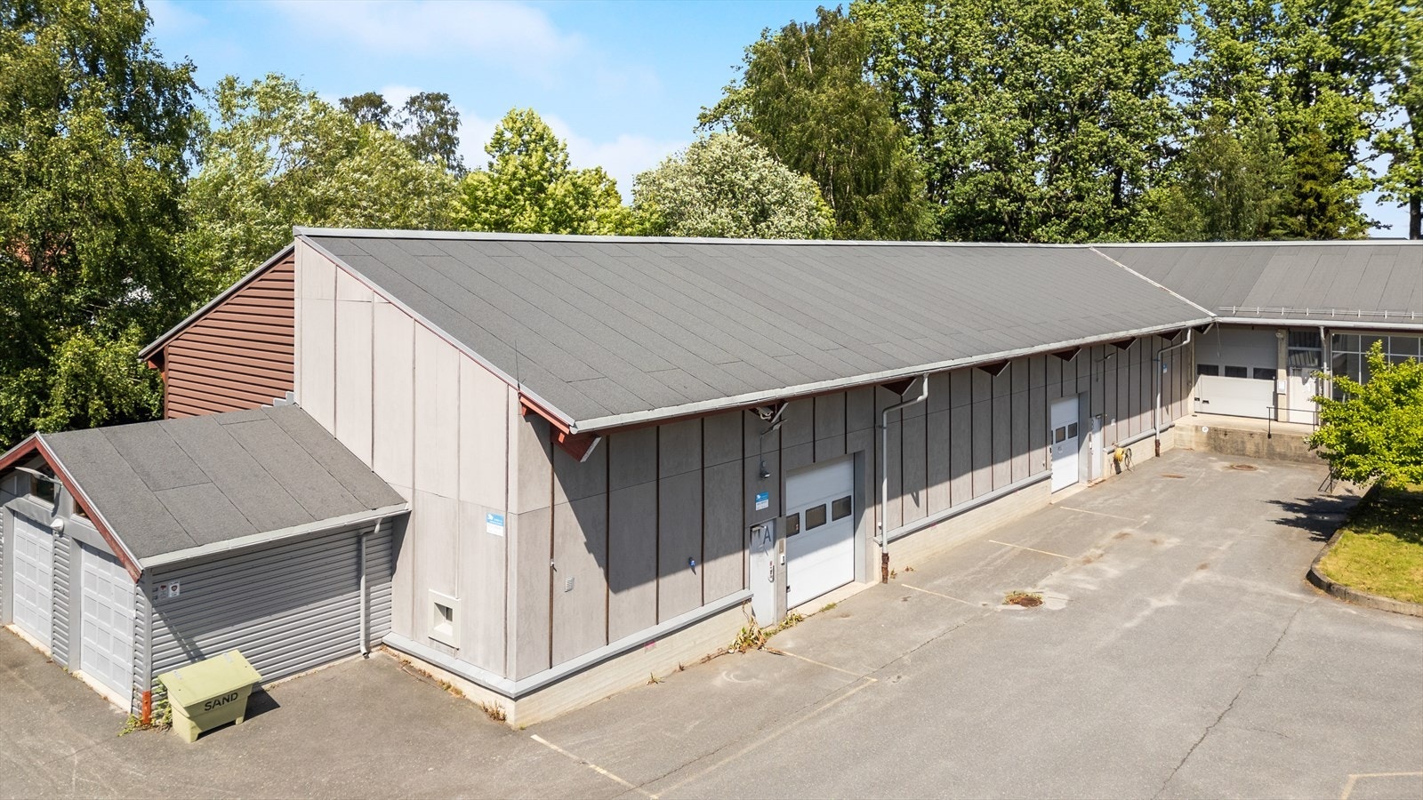 Lagerarealet fordeles med adkomst via 3 stk kjøreporter hvorav én har lastebilrampe. Galleribilde