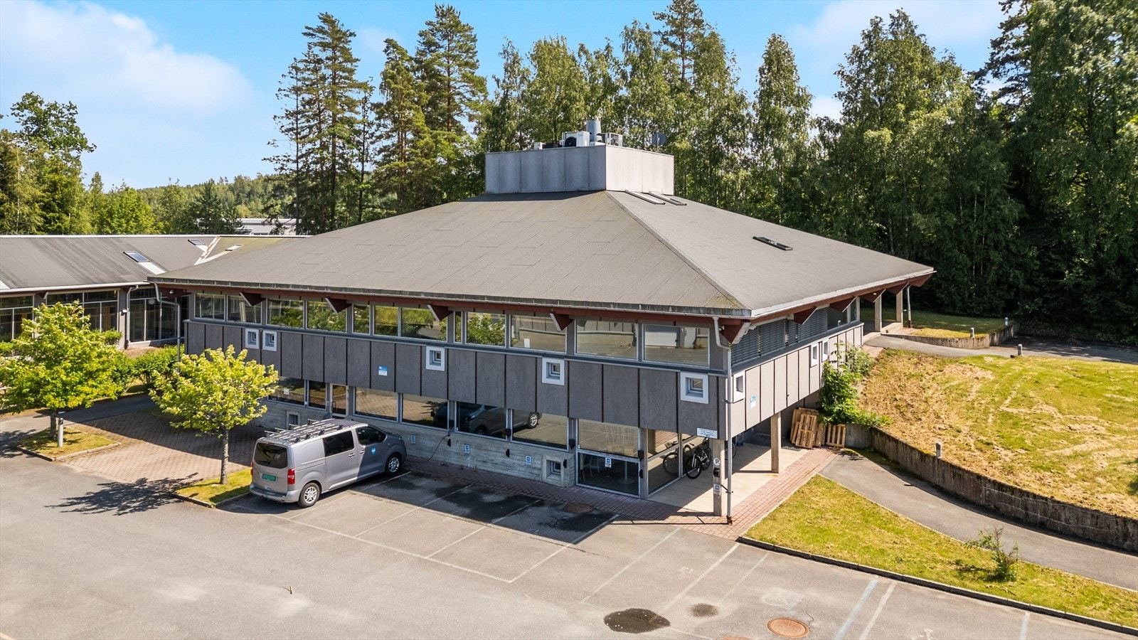 I første etasje i dette bygget ligger kantine, treningsrom, flere store møterom, samt garderober og badstue. Galleribilde