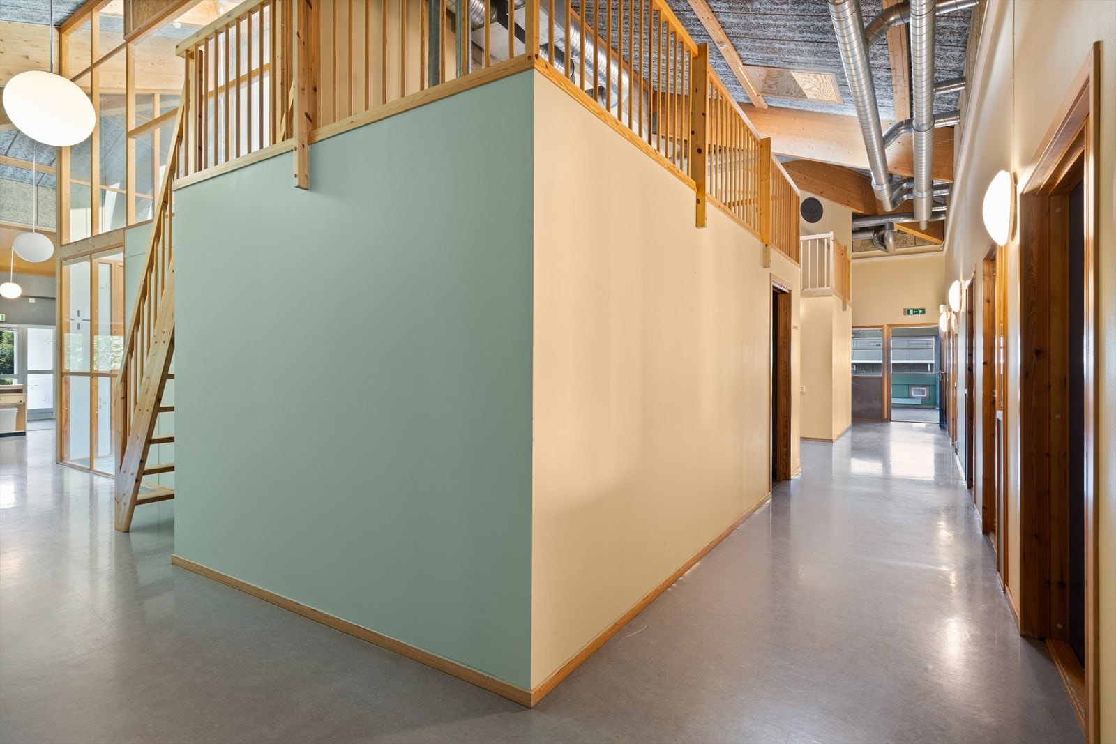 Stilfull og utradisjonell byggemåte i betong og limtre. Galleribilde