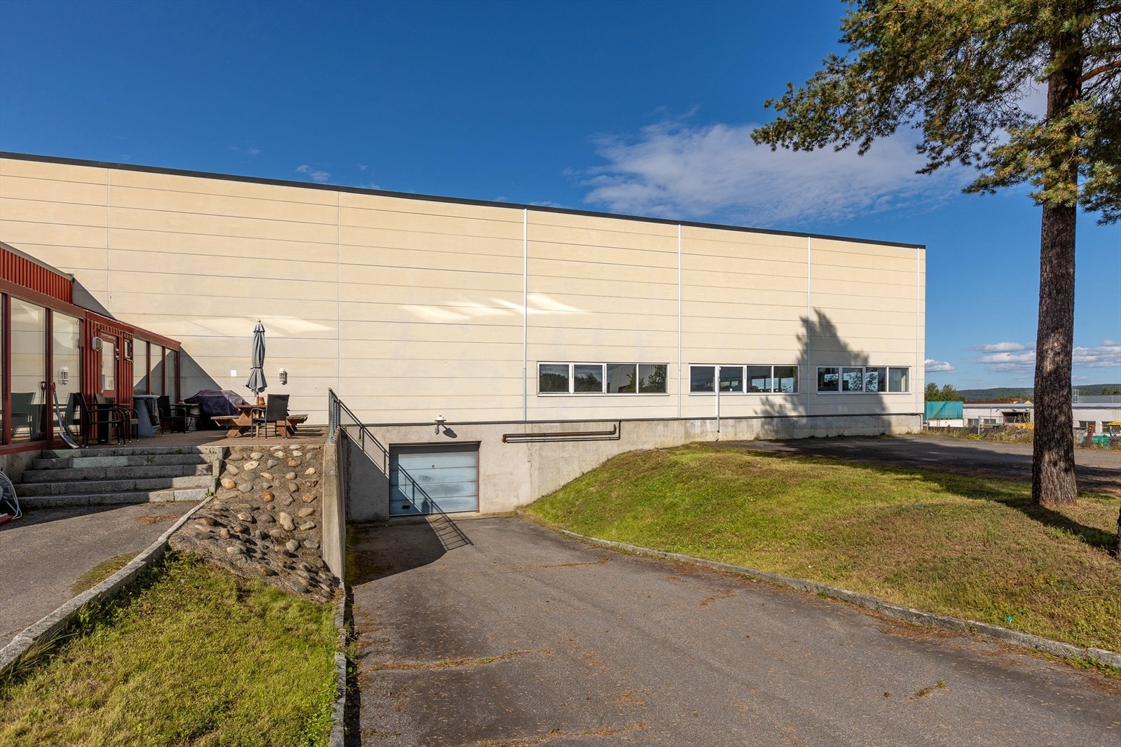 Innkjøring til lager i kjeller. Galleribilde