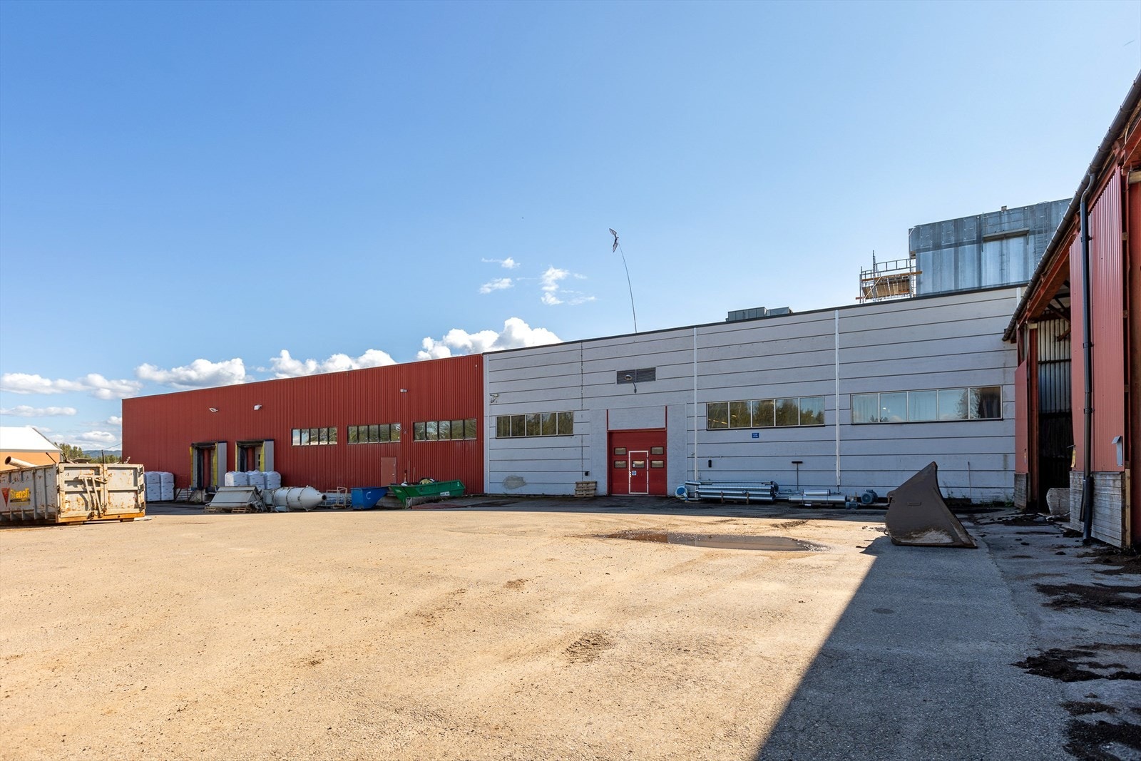 Romslige utomhusområder for lagring og kjøring. Galleribilde